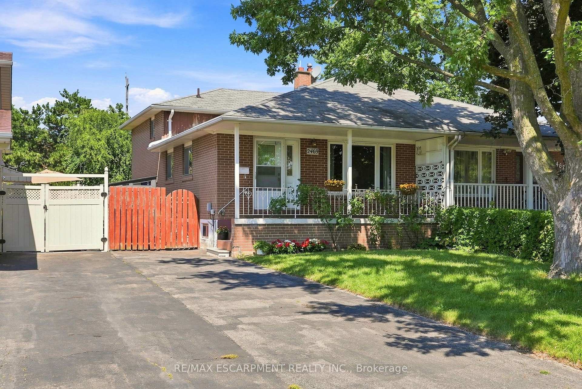 Photo 2 of 2469 Padstow Crescent, Mississauga, Clarkson — HOMEH