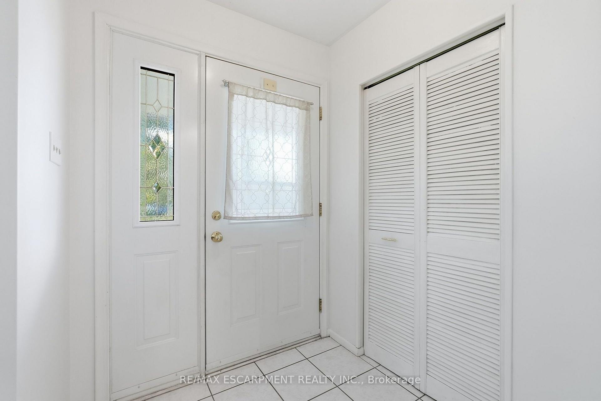 Photo 3 of 2469 Padstow Crescent, Mississauga, Clarkson — HOMEH