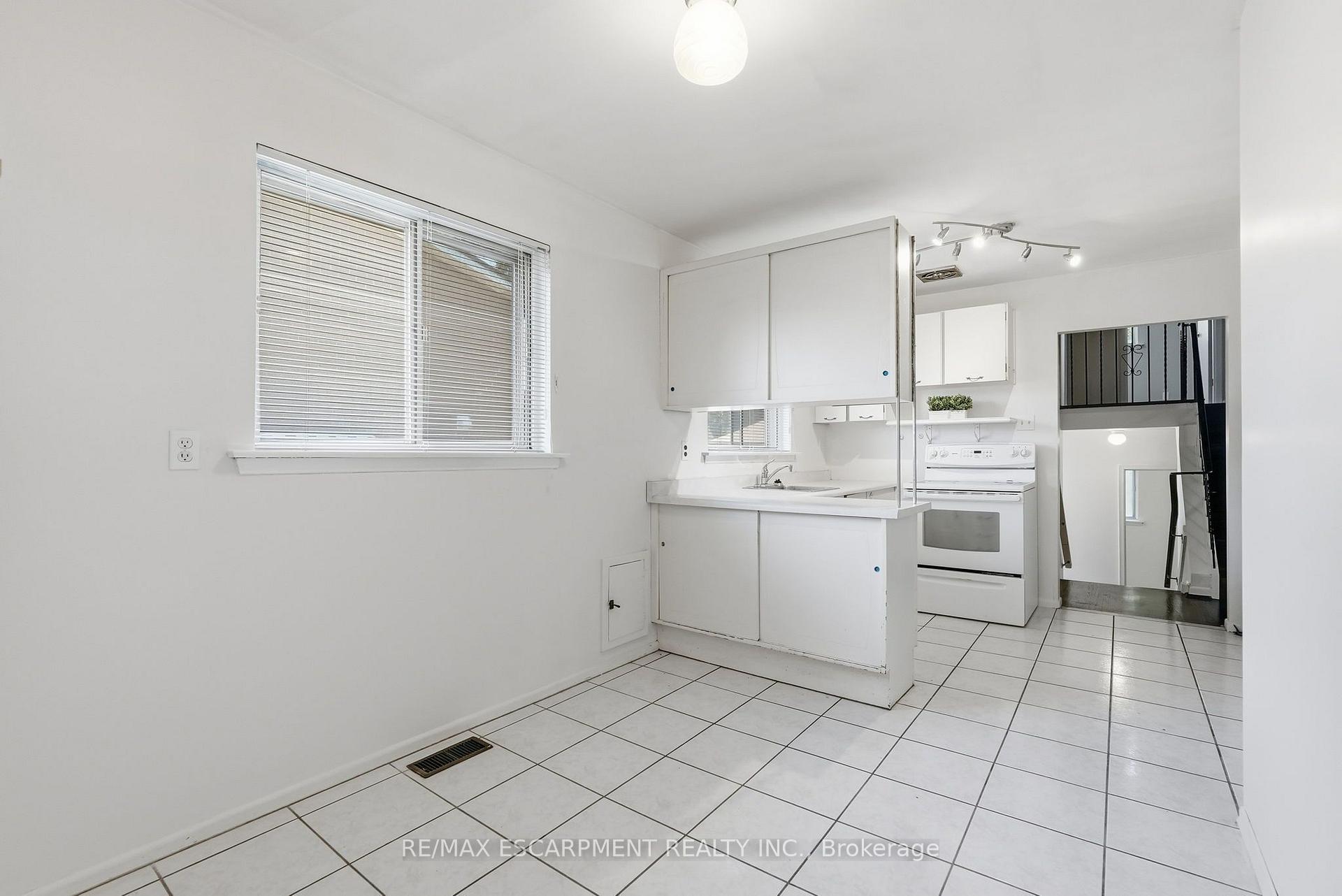 Photo 4 of 2469 Padstow Crescent, Mississauga, Clarkson — HOMEH