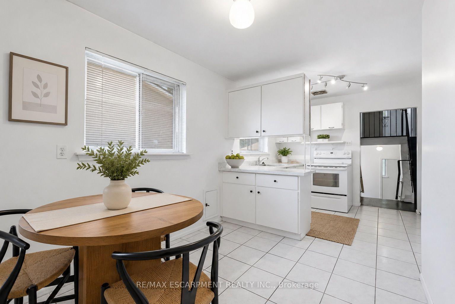 Photo 5 of 2469 Padstow Crescent, Mississauga, Clarkson — HOMEH