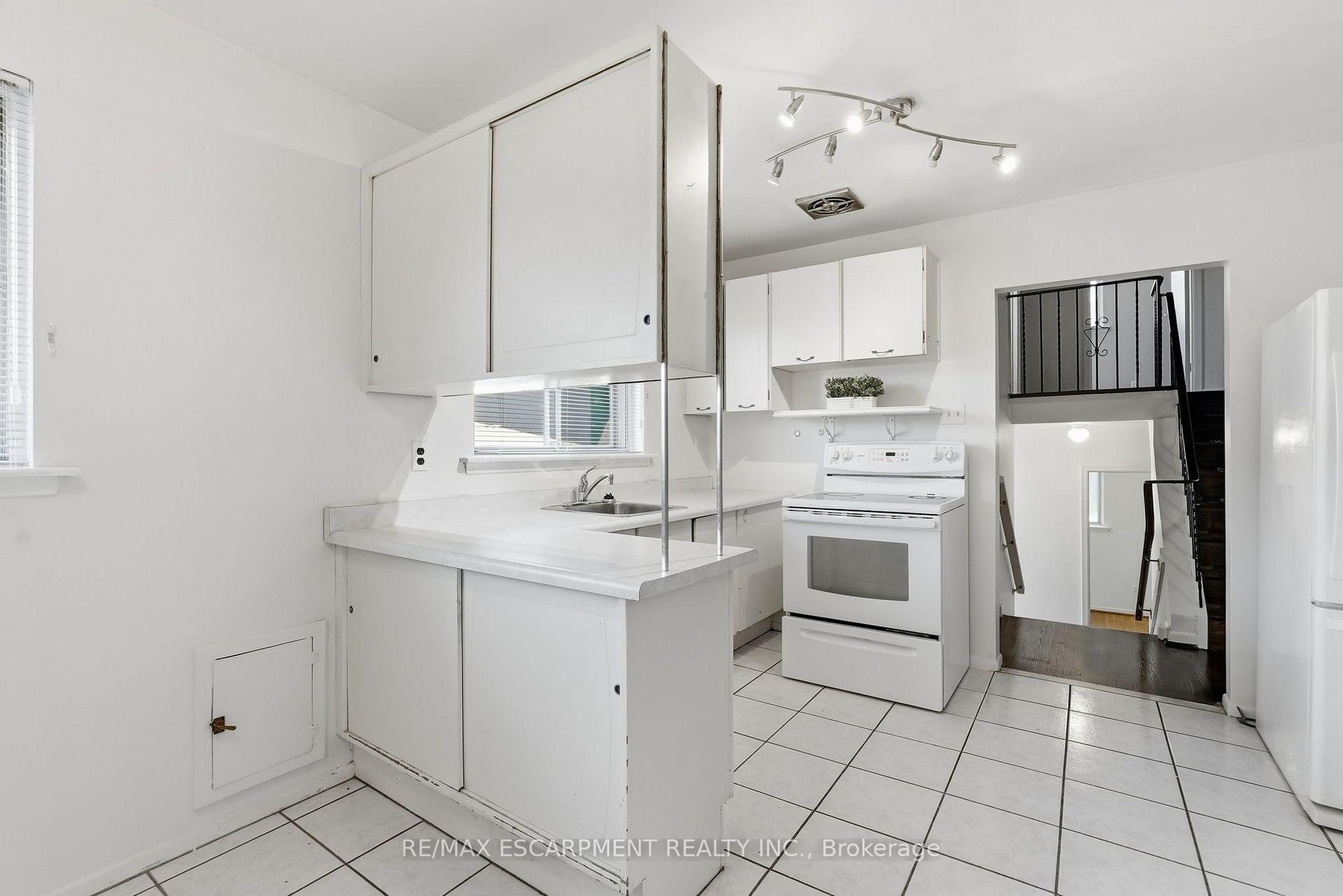 Photo 8 of 2469 Padstow Crescent, Mississauga, Clarkson — HOMEH