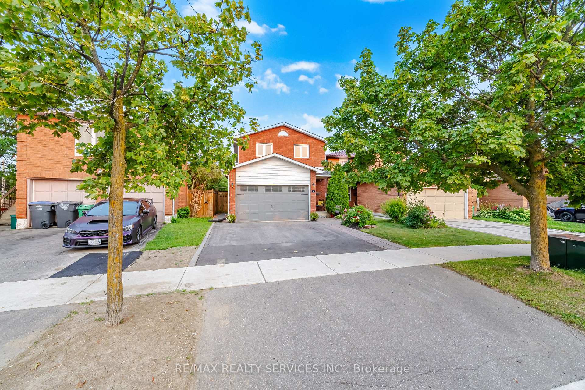 Photo 2 of 10 Valonia Drive, Brampton, Brampton North — HOMEH