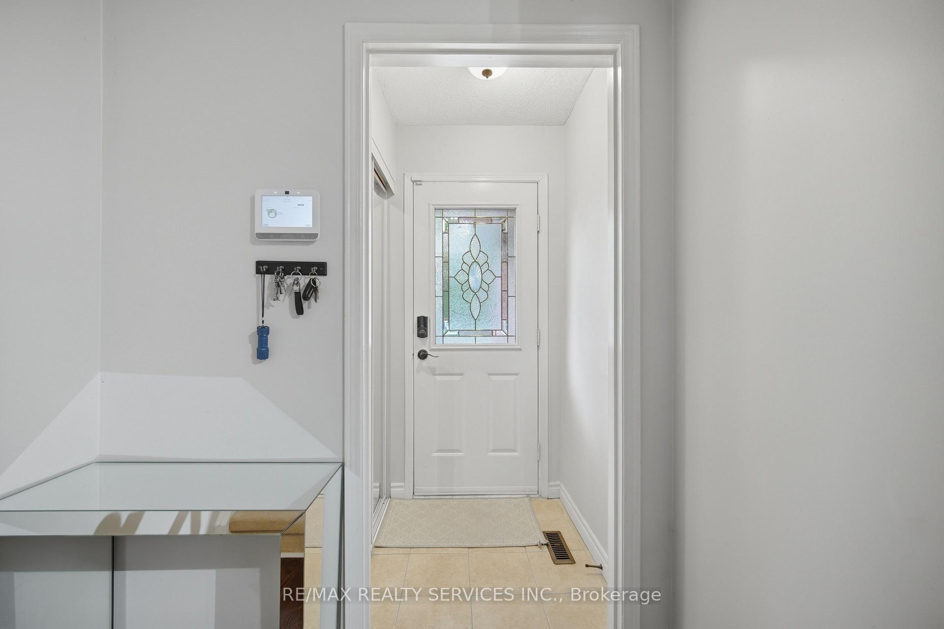 Photo 7 of 10 Valonia Drive, Brampton, Brampton North — HOMEH