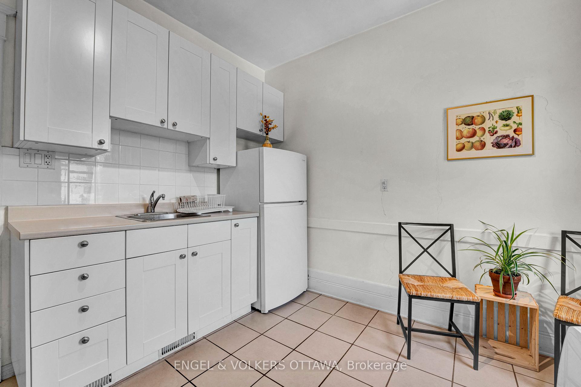 Photo 7 of Unit 2, 172 Ivy Crescent, Ottawa, Lindenlea — HOMEH