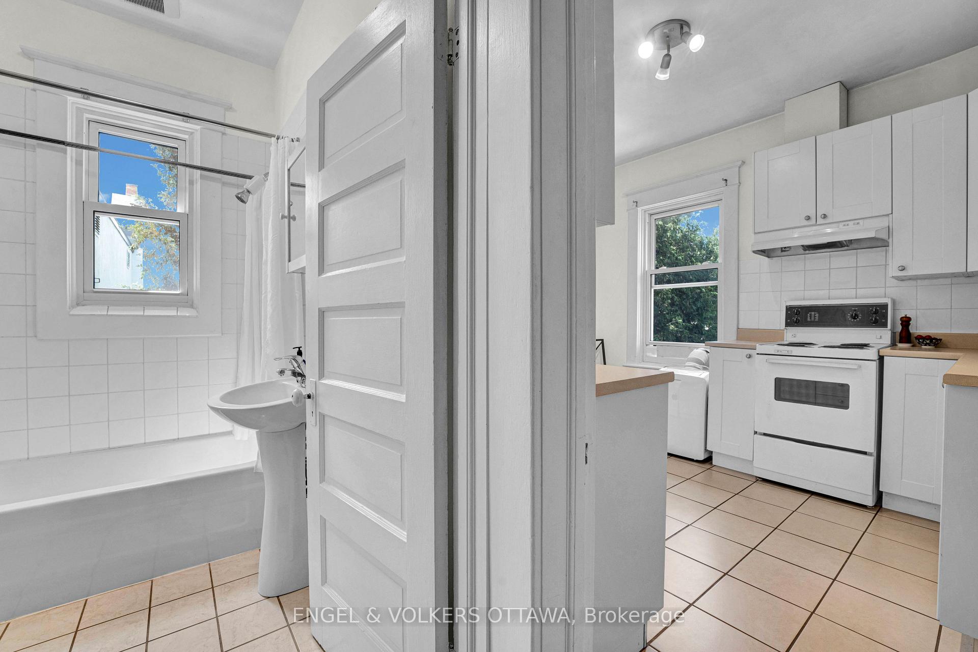 Photo 10 of Unit 2, 172 Ivy Crescent, Ottawa, Lindenlea — HOMEH