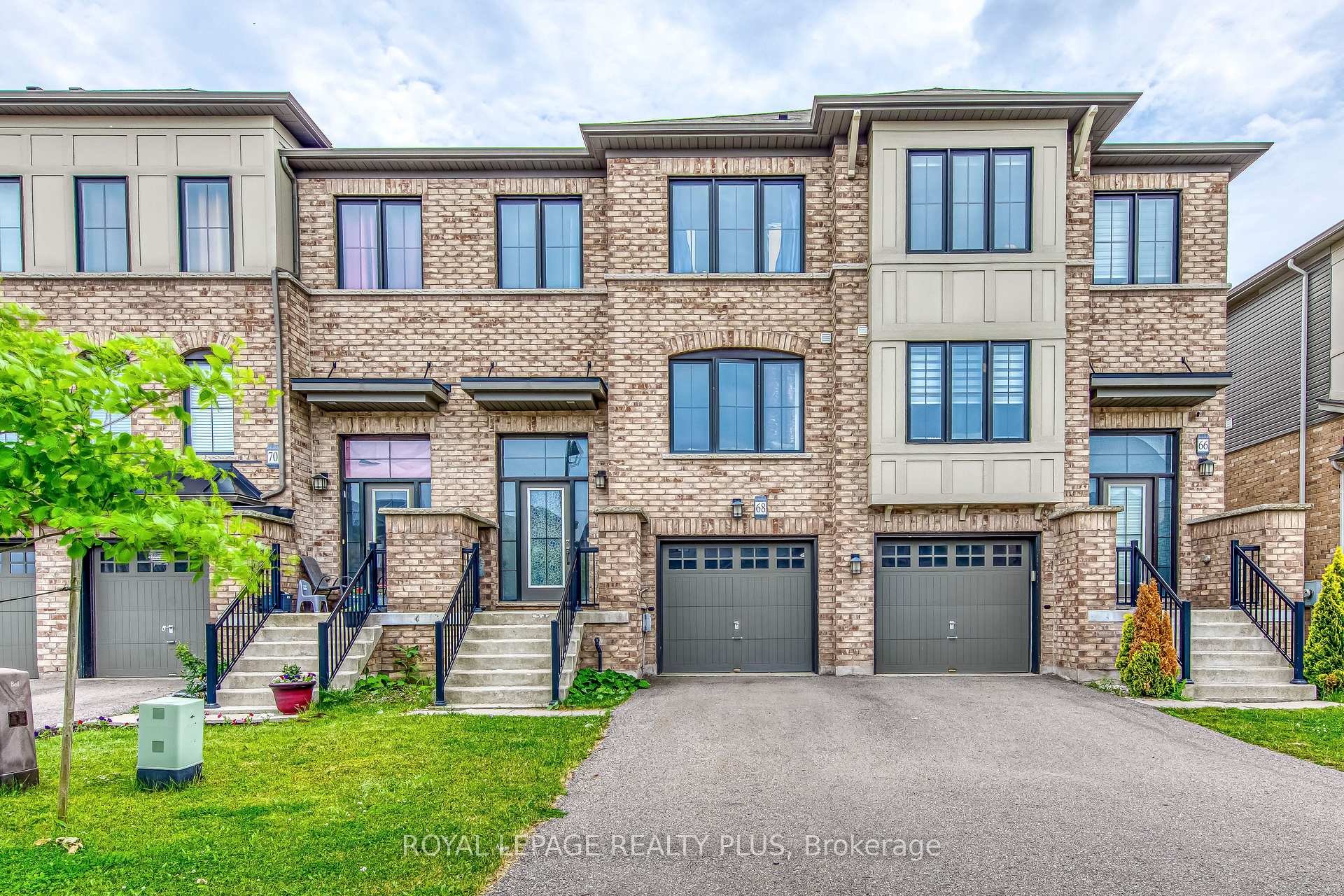 Photo 2 of 68 Crafter Crescent, Hamilton, Stoney Creek Mountain — HOMEH