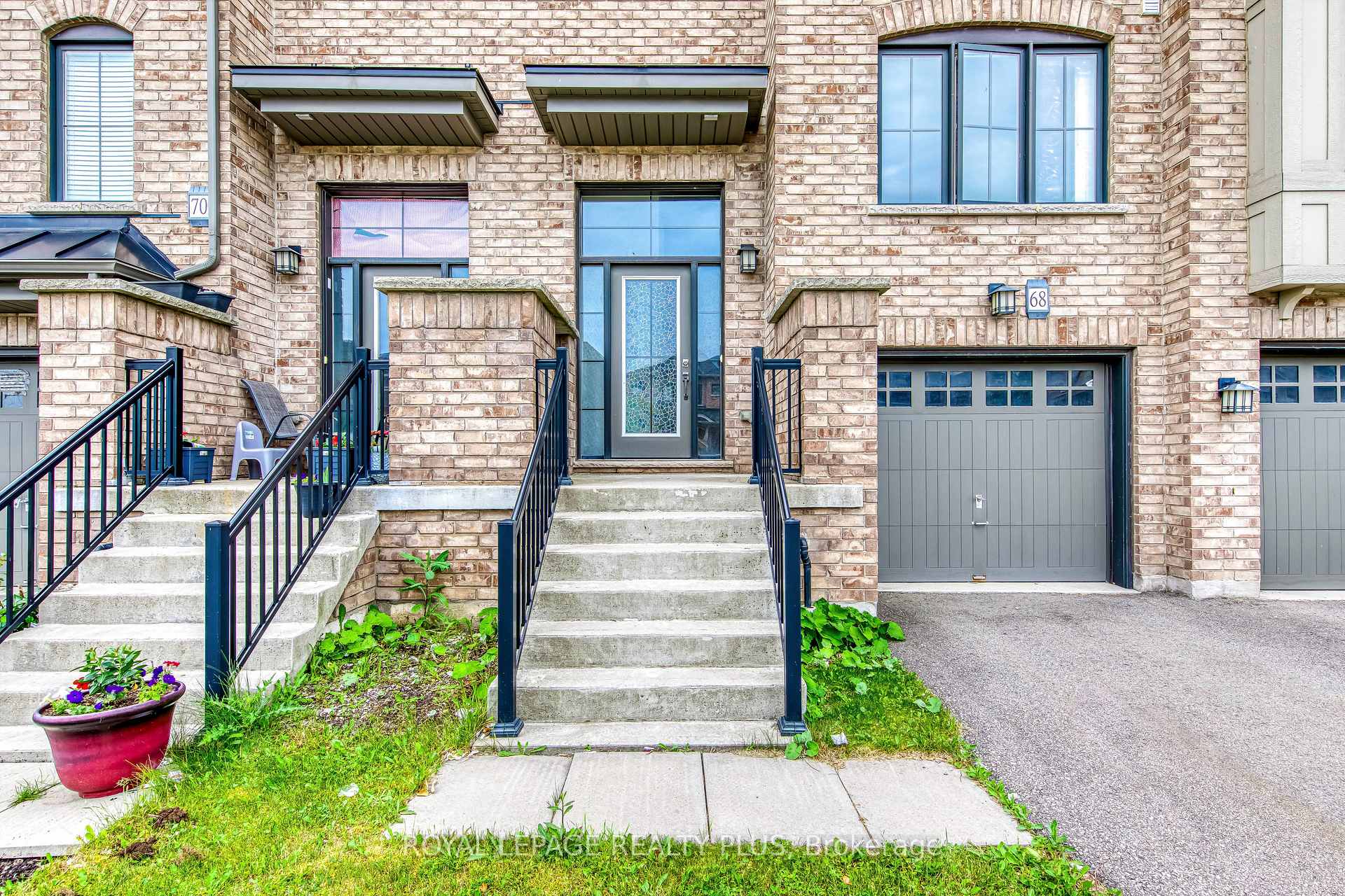 Photo 3 of 68 Crafter Crescent, Hamilton, Stoney Creek Mountain — HOMEH