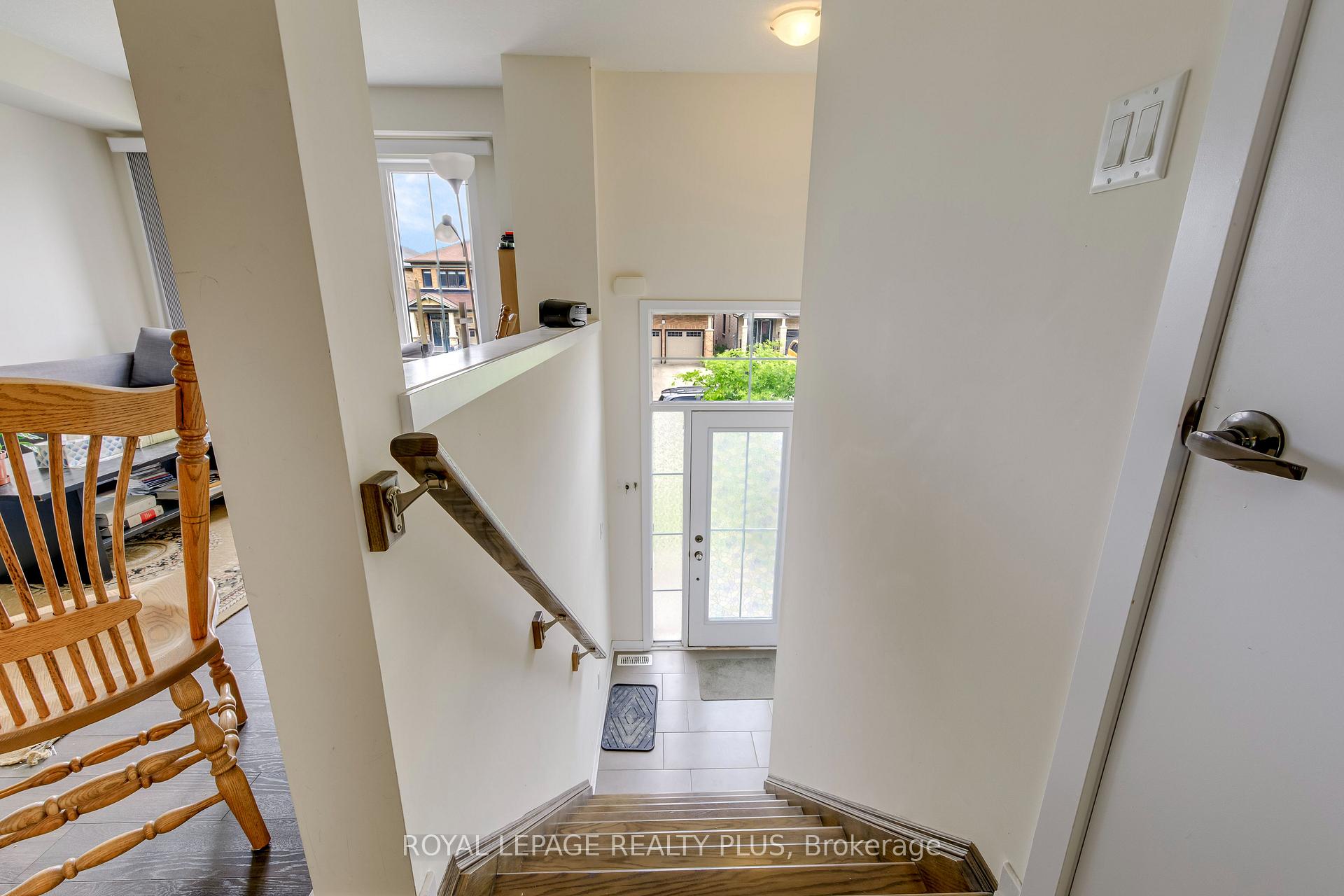 Photo 4 of 68 Crafter Crescent, Hamilton, Stoney Creek Mountain — HOMEH