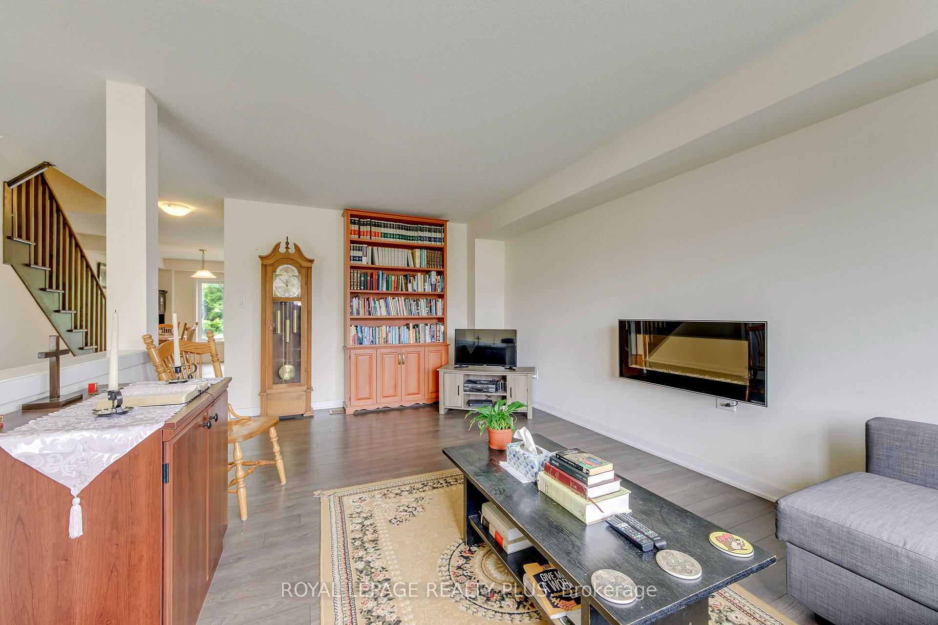 Photo 8 of 68 Crafter Crescent, Hamilton, Stoney Creek Mountain — HOMEH