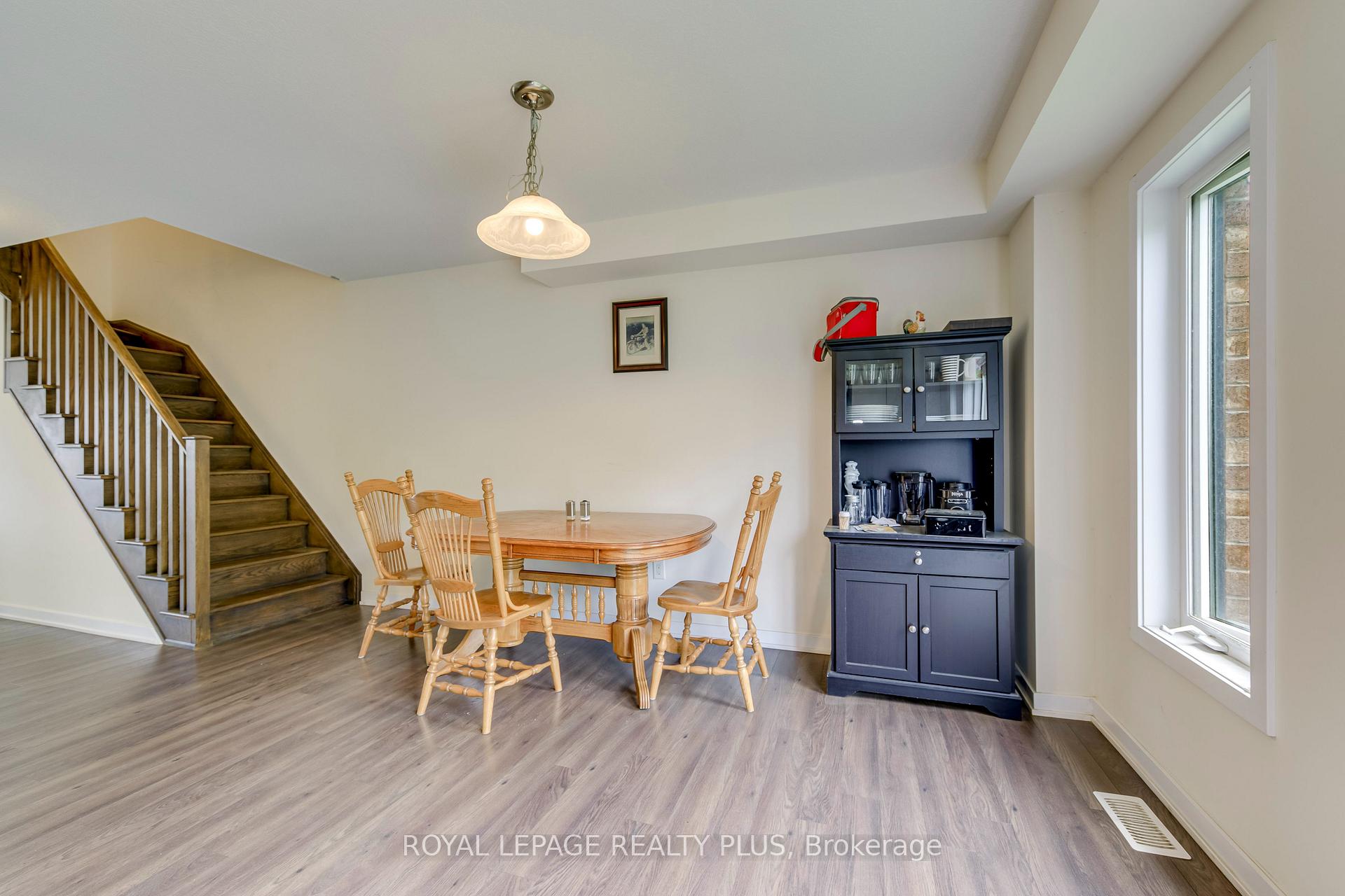 Photo 10 of 68 Crafter Crescent, Hamilton, Stoney Creek Mountain — HOMEH