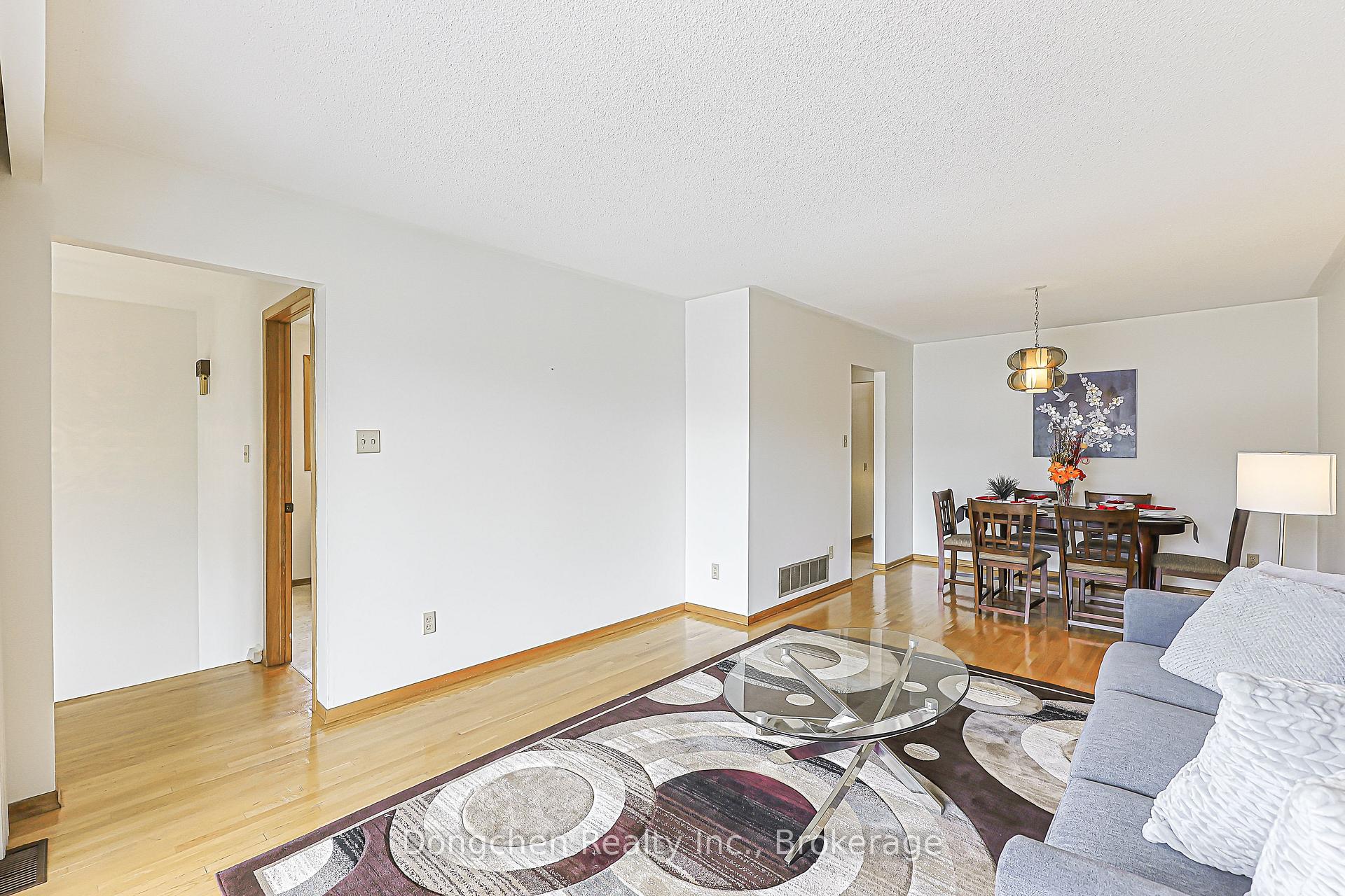 Photo 8 of 87 Shawnee Circuit, North York, Pleasant View — HOMEH