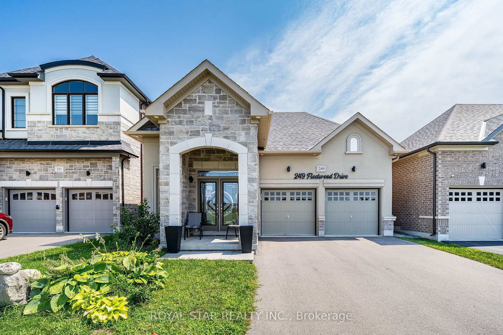 Photo 3 of 249 Fleetwood Drive, Oshawa, Eastdale — HOMEH