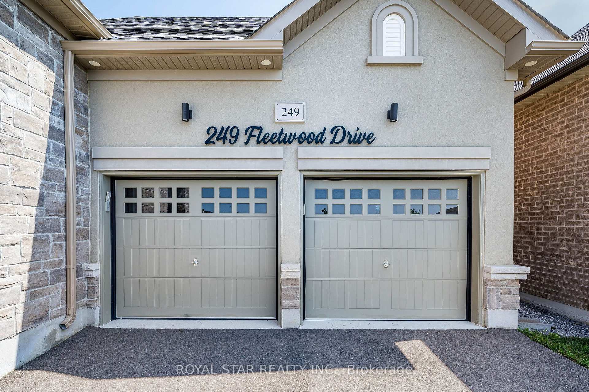 Photo 4 of 249 Fleetwood Drive, Oshawa, Eastdale — HOMEH