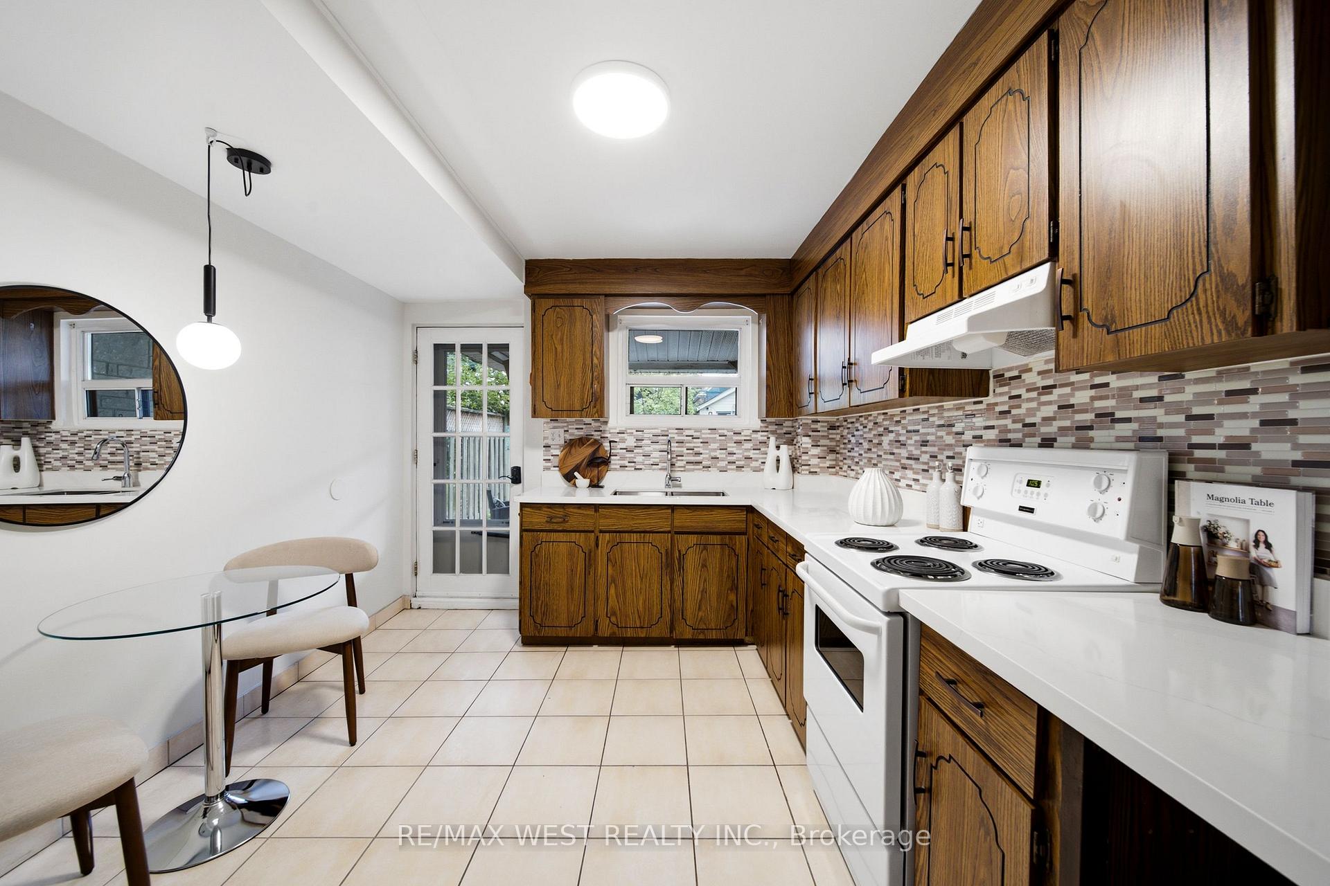 Photo 6 of 25 Batavia Avenue, Toronto, Rockcliffe-Smythe — HOMEH