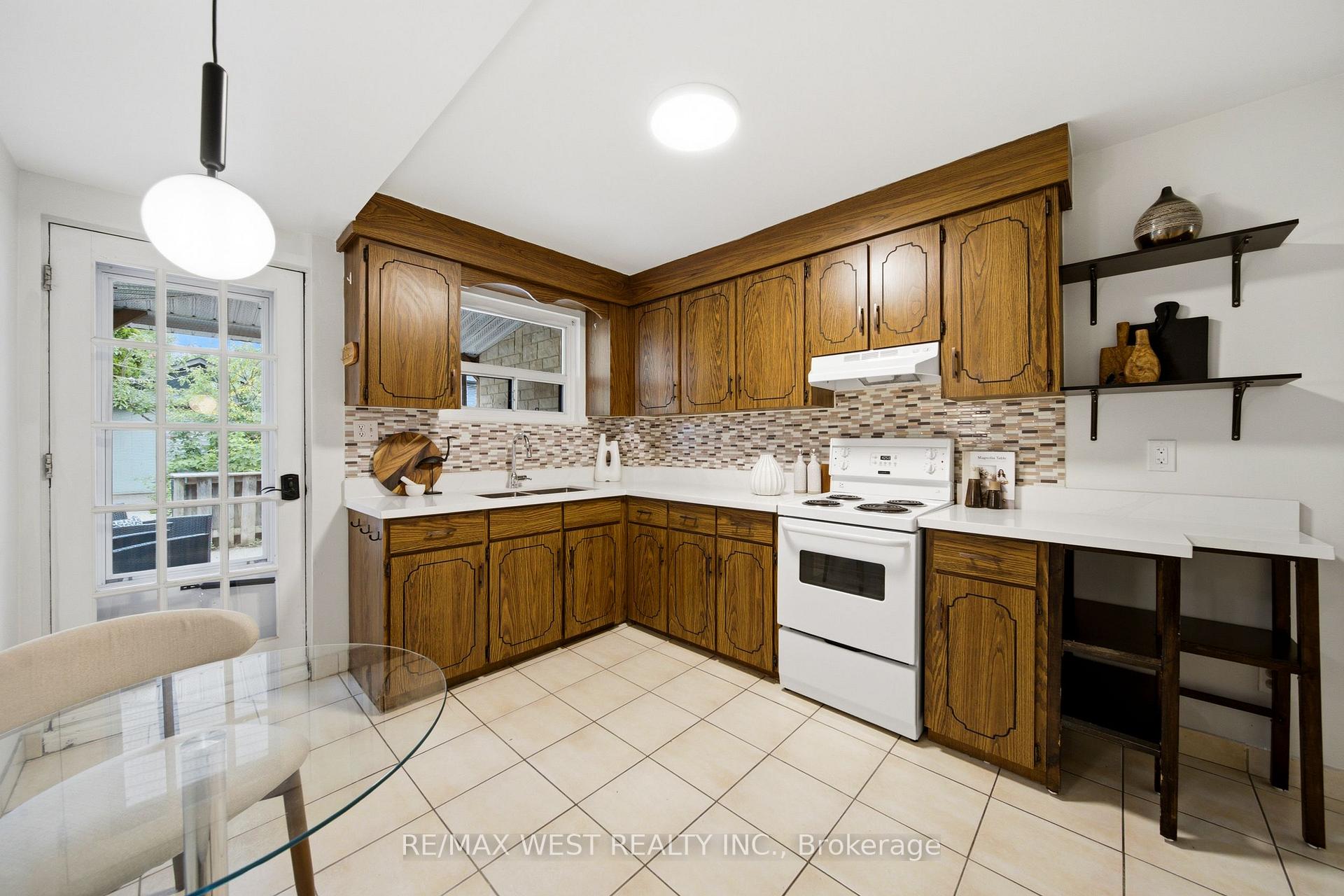 Photo 7 of 25 Batavia Avenue, Toronto, Rockcliffe-Smythe — HOMEH