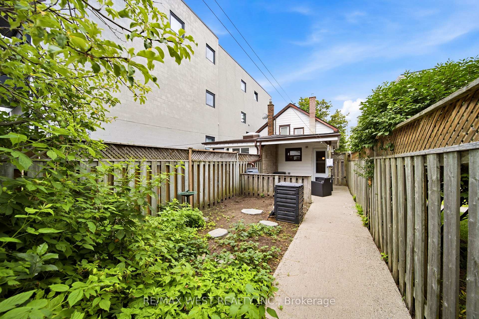 Photo 18 of 25 Batavia Avenue, Toronto, Rockcliffe-Smythe — HOMEH