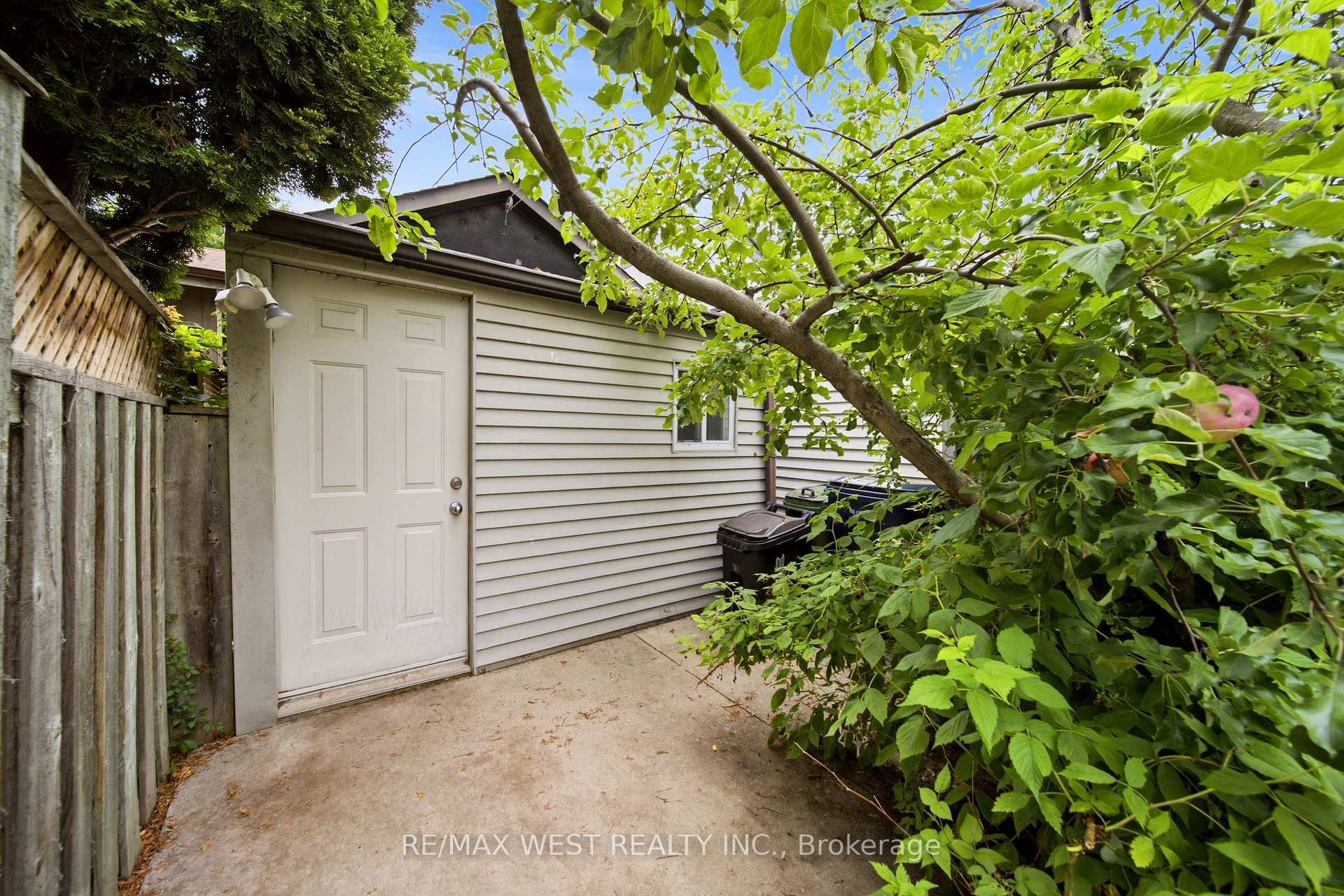 Photo 19 of 25 Batavia Avenue, Toronto, Rockcliffe-Smythe — HOMEH