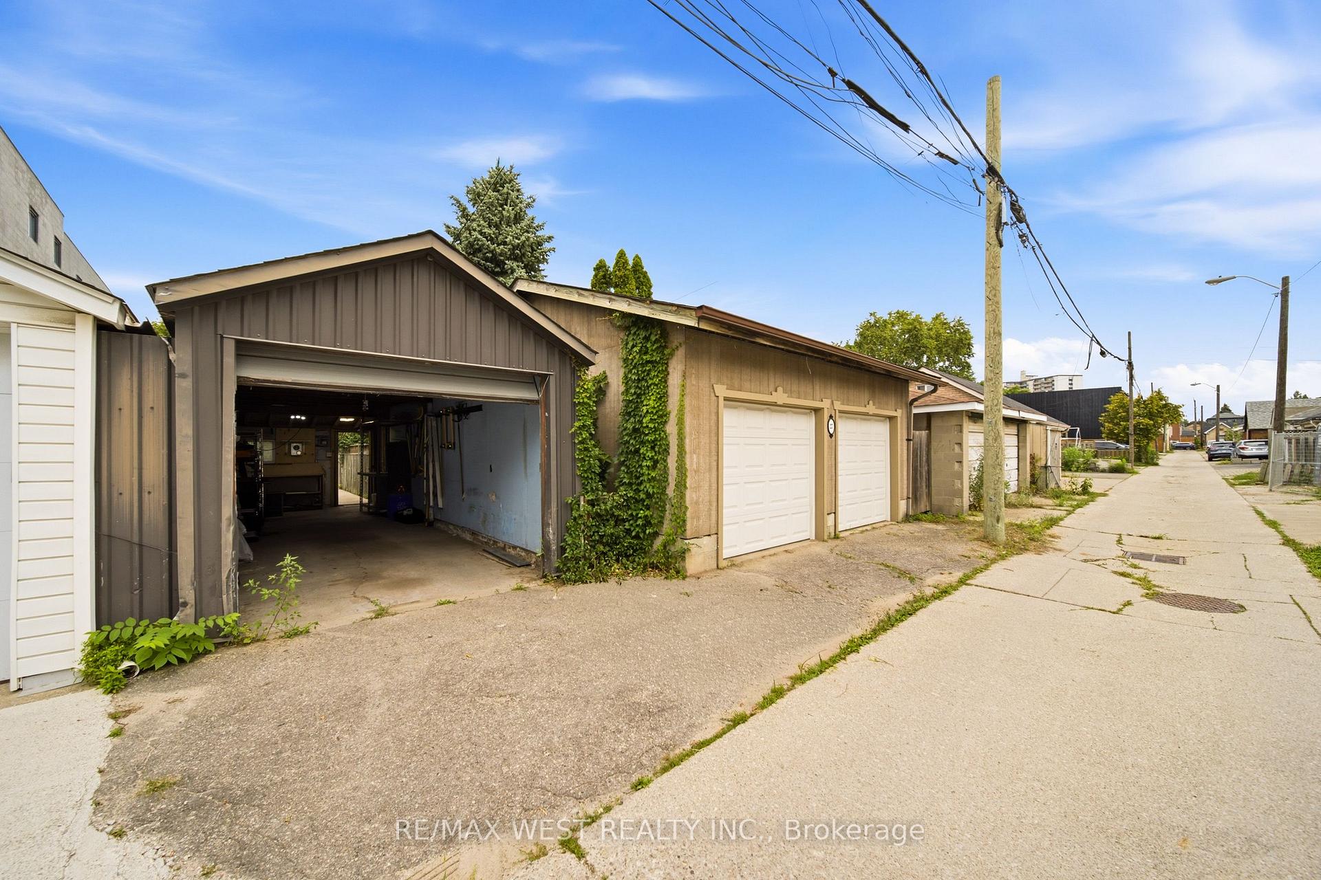 Photo 20 of 25 Batavia Avenue, Toronto, Rockcliffe-Smythe — HOMEH
