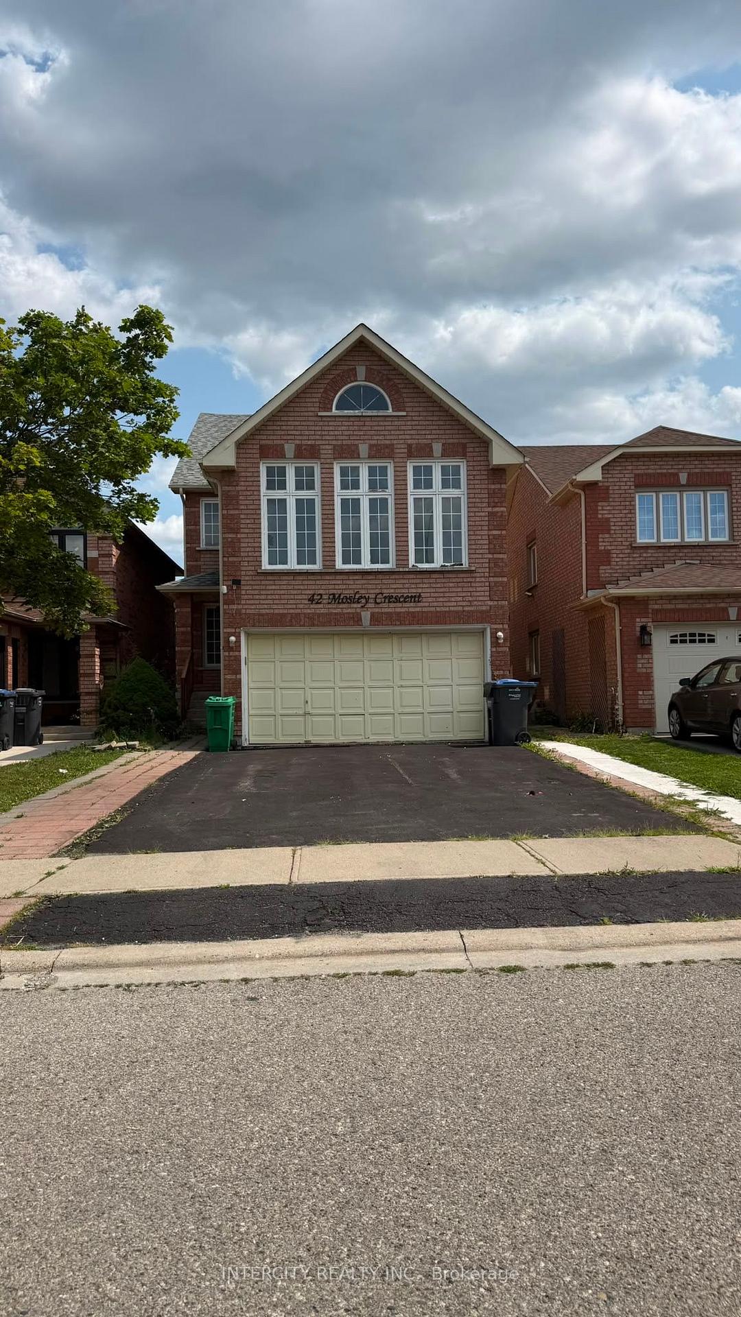 Photo 2 of 42 Mosley Crescent, Brampton, Fletcher's West — HOMEH