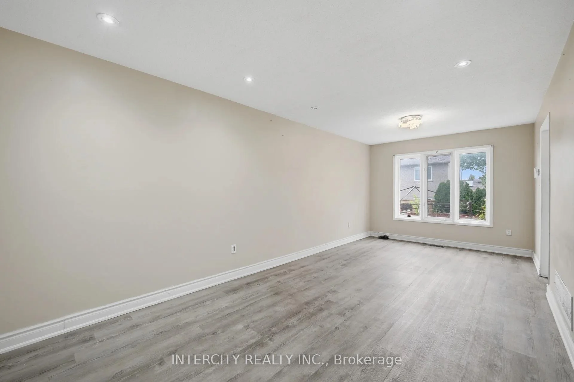 Photo 11 of 42 Mosley Crescent, Brampton, Fletcher's West — HOMEH