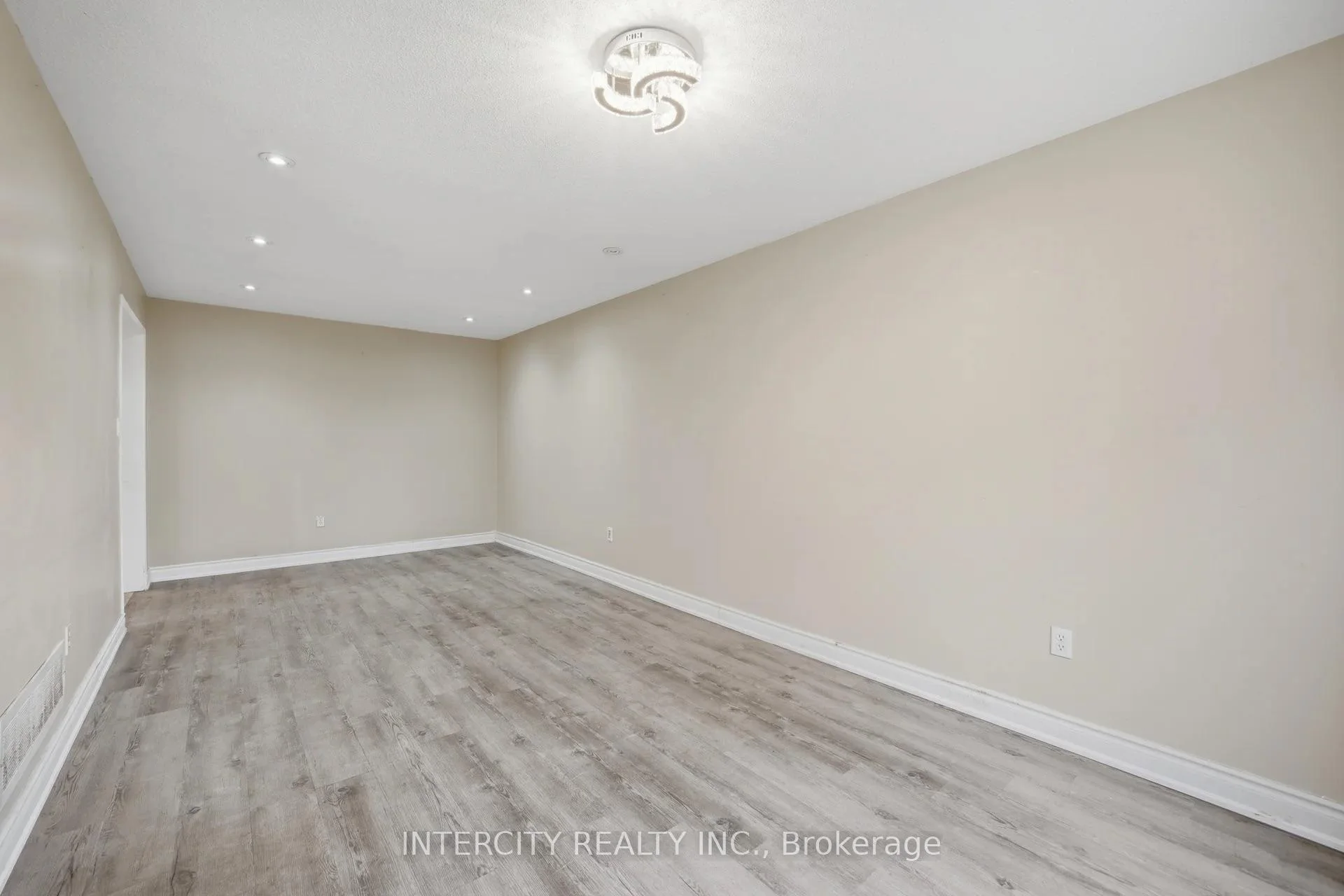 Photo 12 of 42 Mosley Crescent, Brampton, Fletcher's West — HOMEH