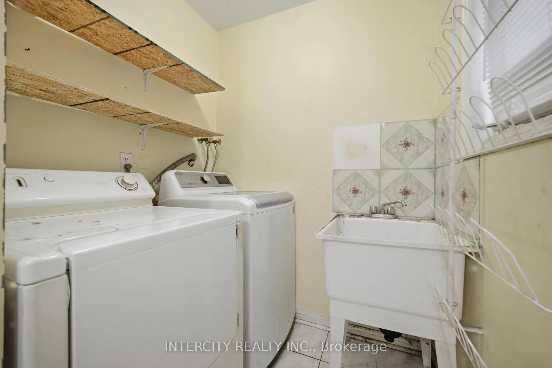 Photo 38 of 42 Mosley Crescent, Brampton, Fletcher's West — HOMEH