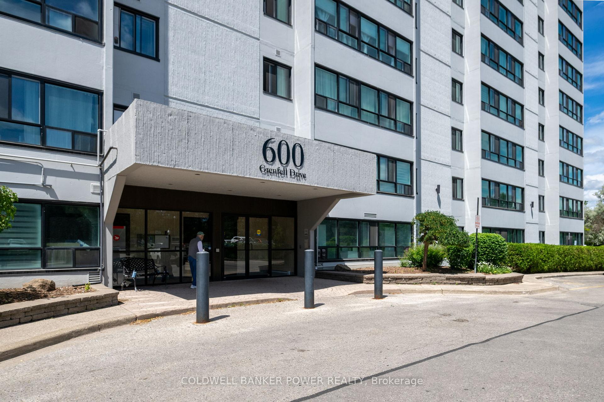 Photo 2 of Unit 704, 600 Grenfell Drive, London, North C — HOMEH