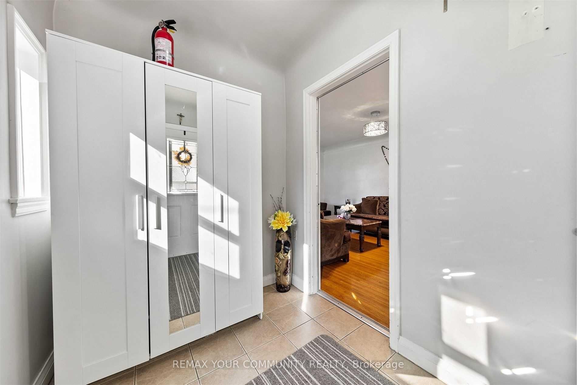 Photo 5 of 4276 Howard Avenue, Windsor, Roseland West — HOMEH