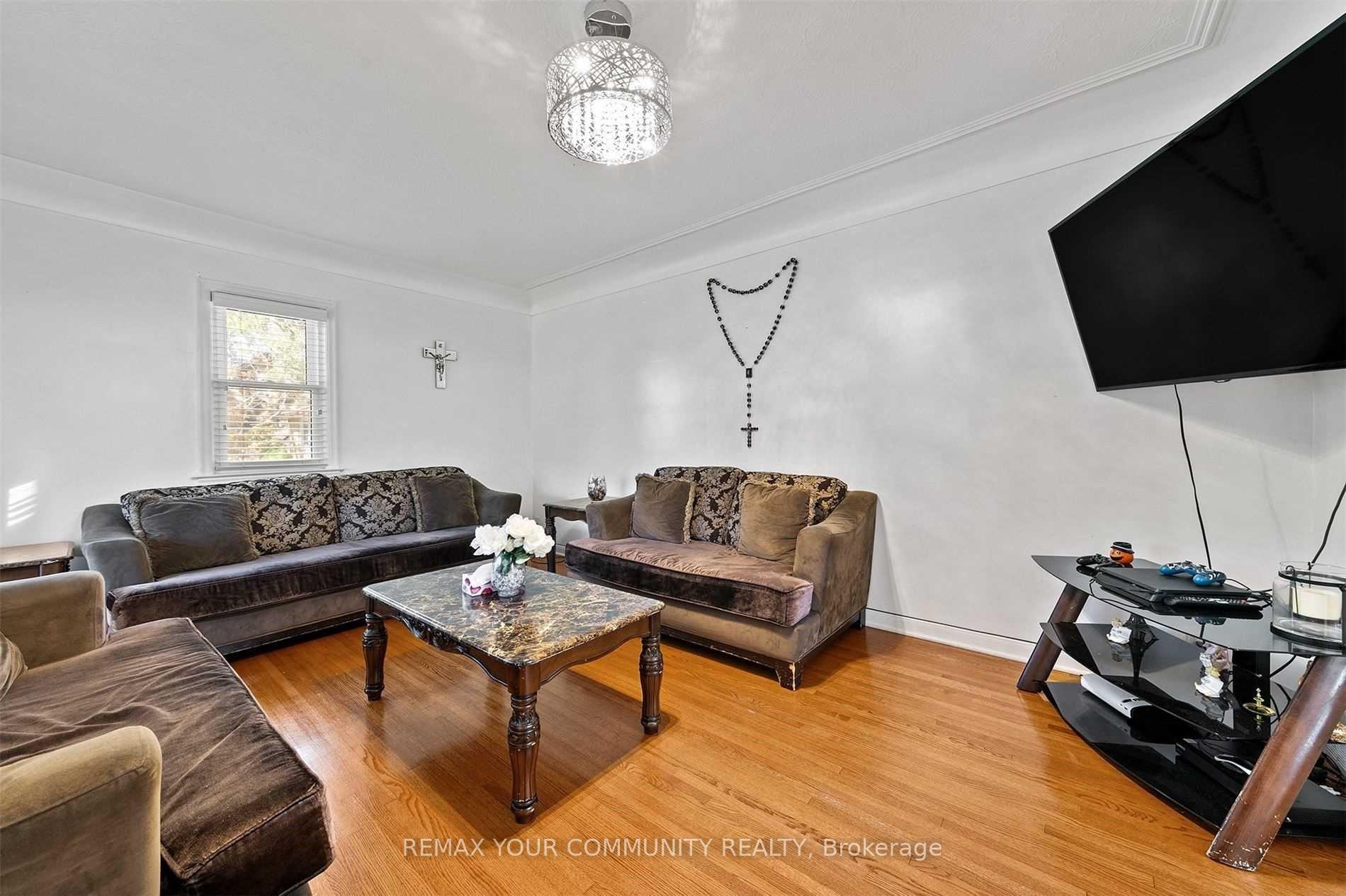 Photo 7 of 4276 Howard Avenue, Windsor, Roseland West — HOMEH