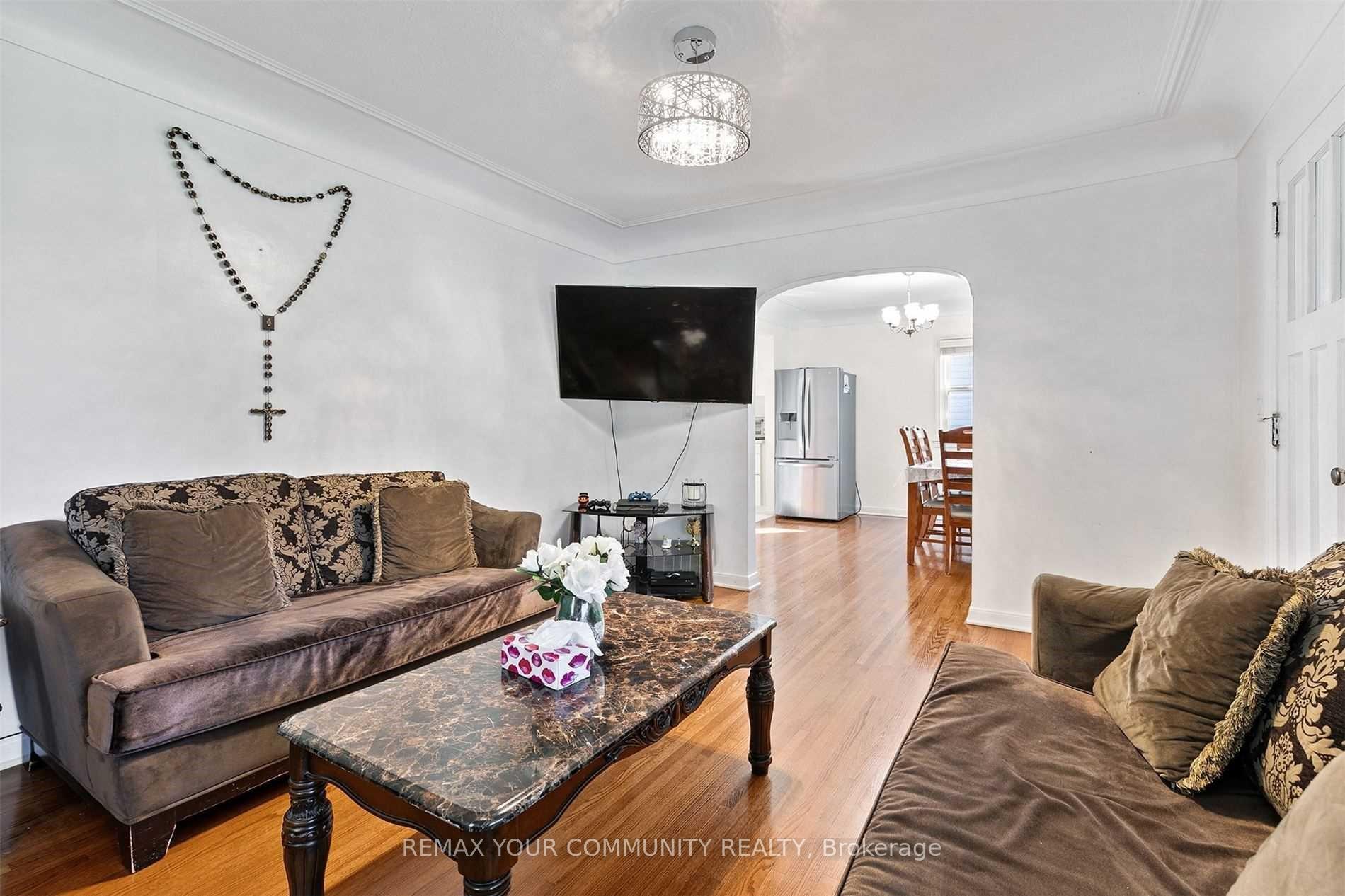 Photo 8 of 4276 Howard Avenue, Windsor, Roseland West — HOMEH