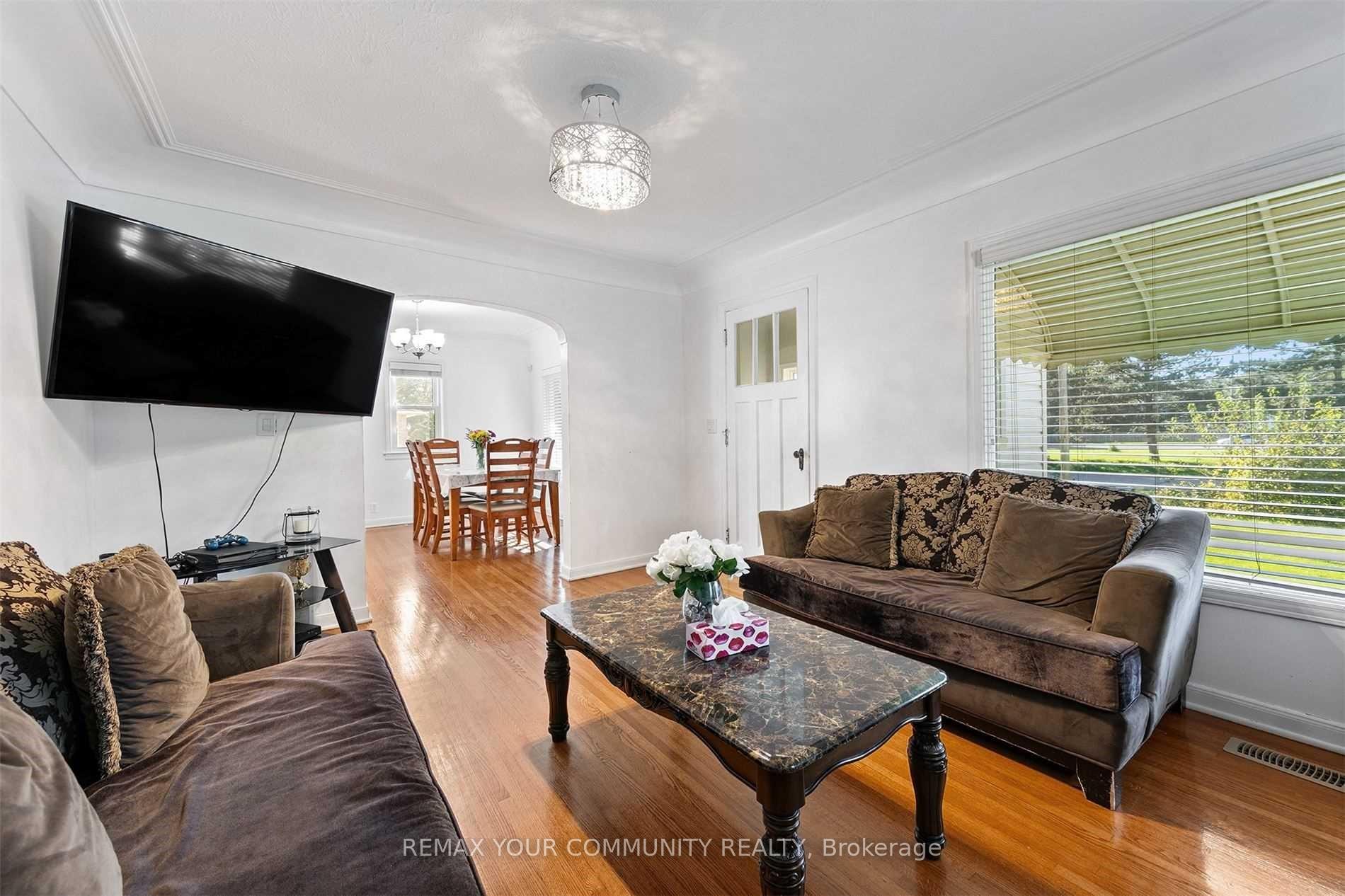 Photo 9 of 4276 Howard Avenue, Windsor, Roseland West — HOMEH