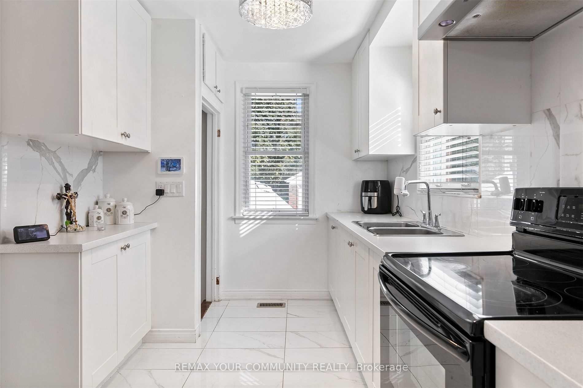 Photo 13 of 4276 Howard Avenue, Windsor, Roseland West — HOMEH