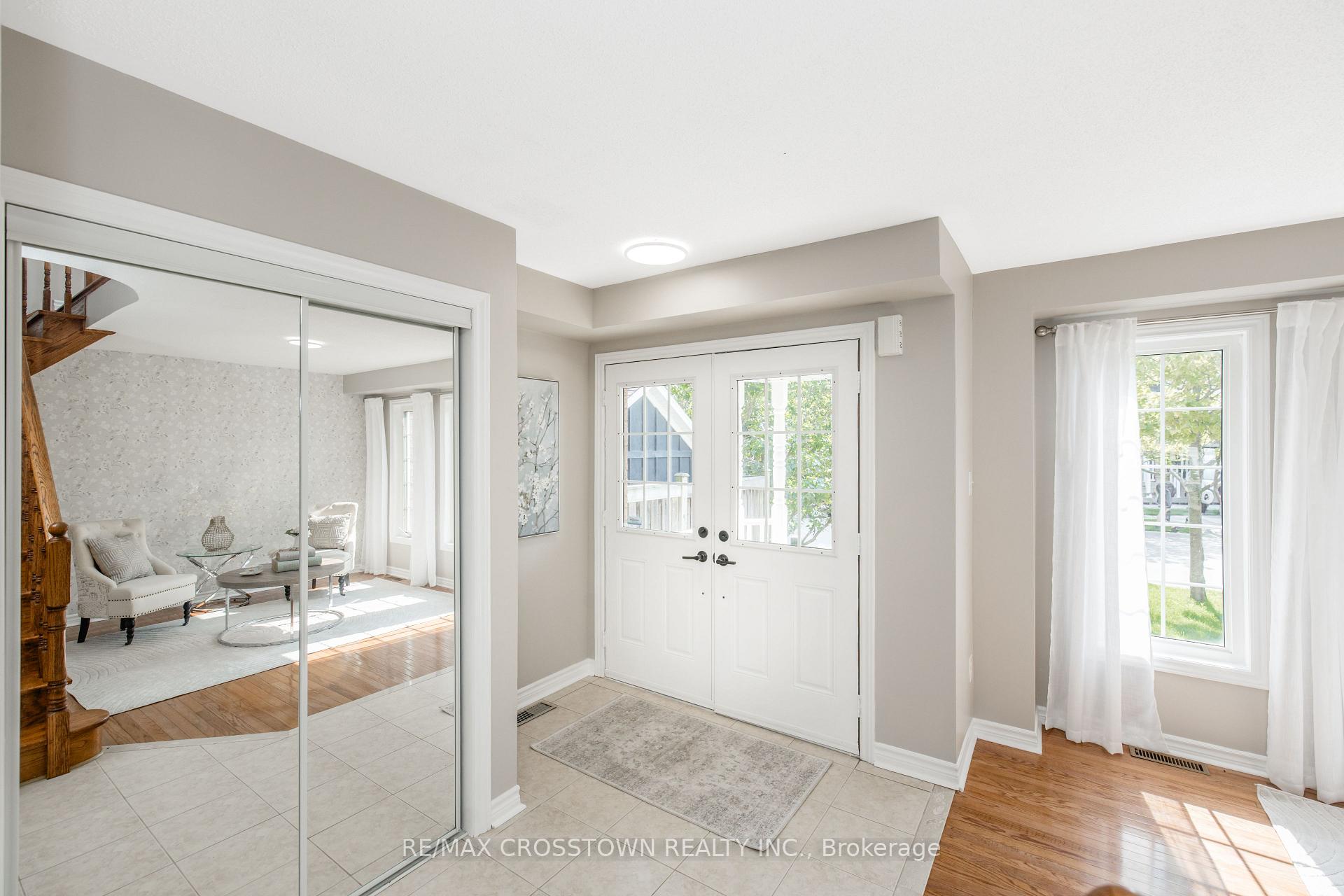 Photo 5 of 22 Maple Crown Terrace, Barrie, Innis-Shore — HOMEH