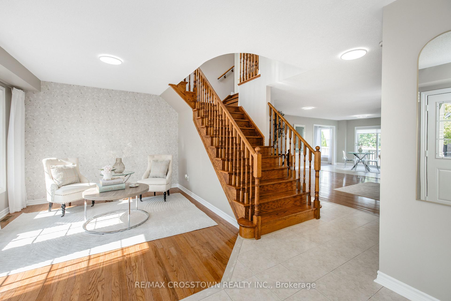 Photo 10 of 22 Maple Crown Terrace, Barrie, Innis-Shore — HOMEH