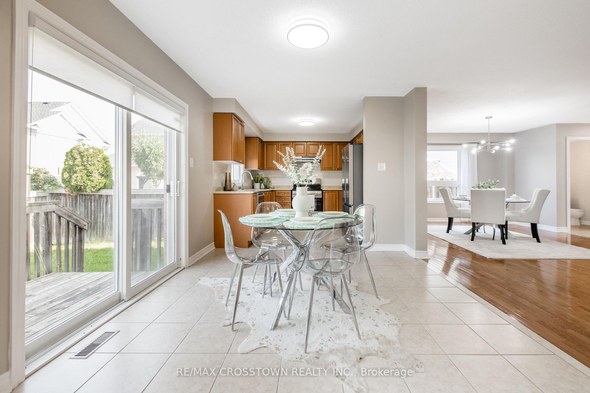 Photo 18 of 22 Maple Crown Terrace, Barrie, Innis-Shore — HOMEH