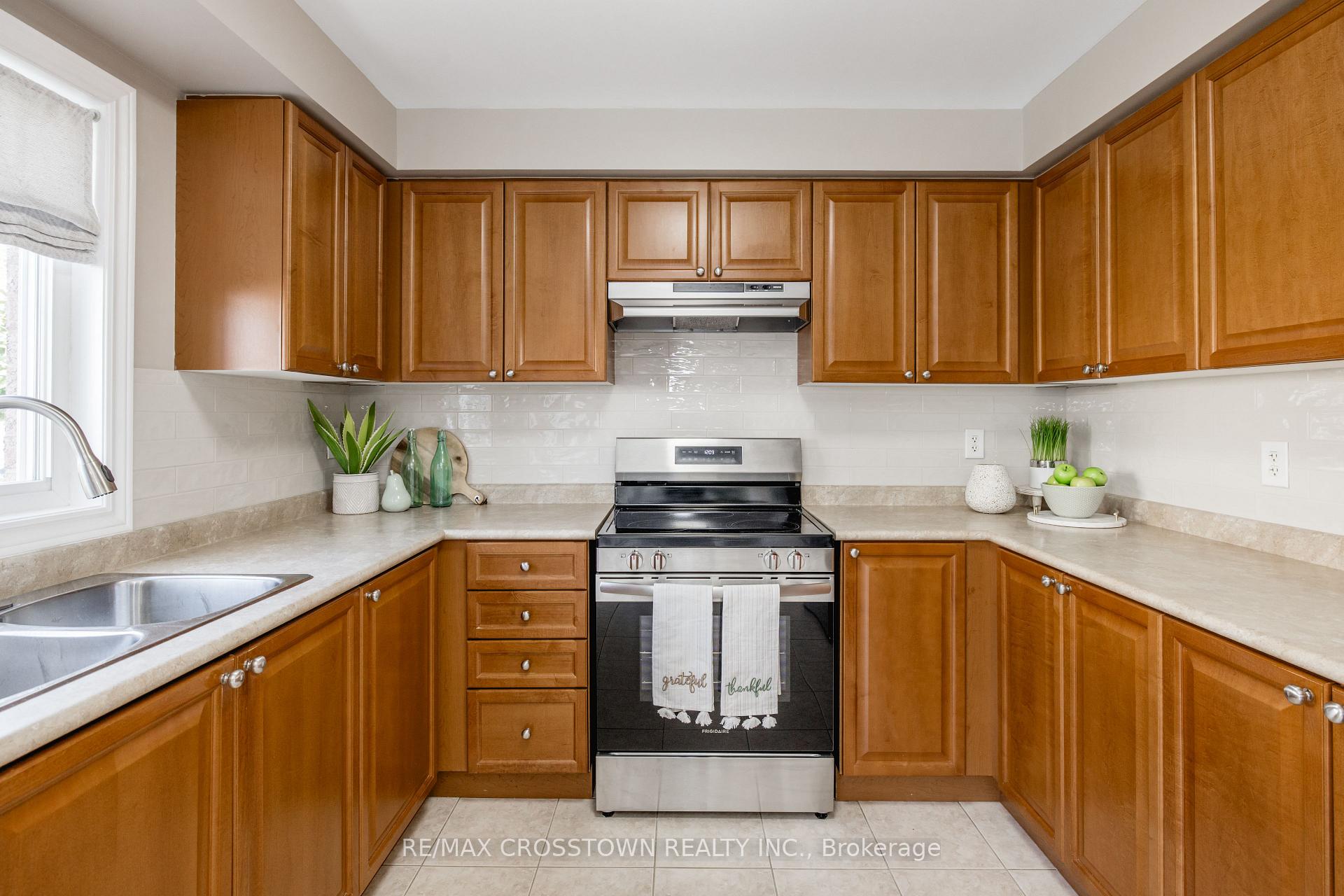 Photo 20 of 22 Maple Crown Terrace, Barrie, Innis-Shore — HOMEH
