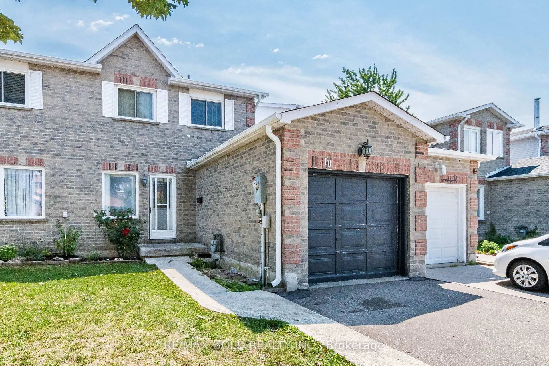 Photo 3 of 10 Elmstead Court, Brampton, Fletcher's Creek South — HOMEH