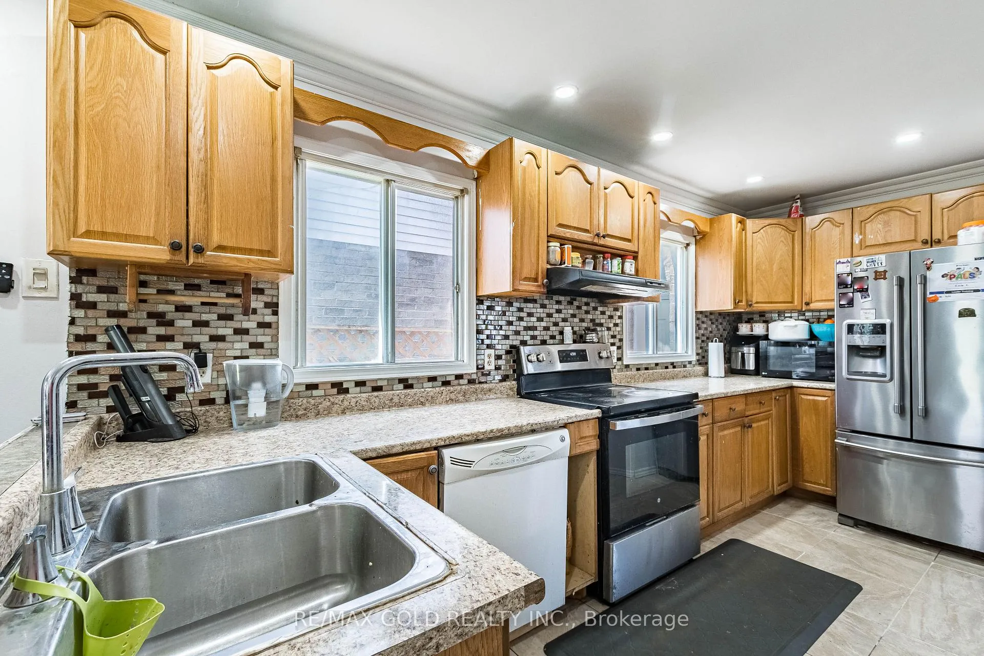 Photo 8 of 10 Elmstead Court, Brampton, Fletcher's Creek South — HOMEH