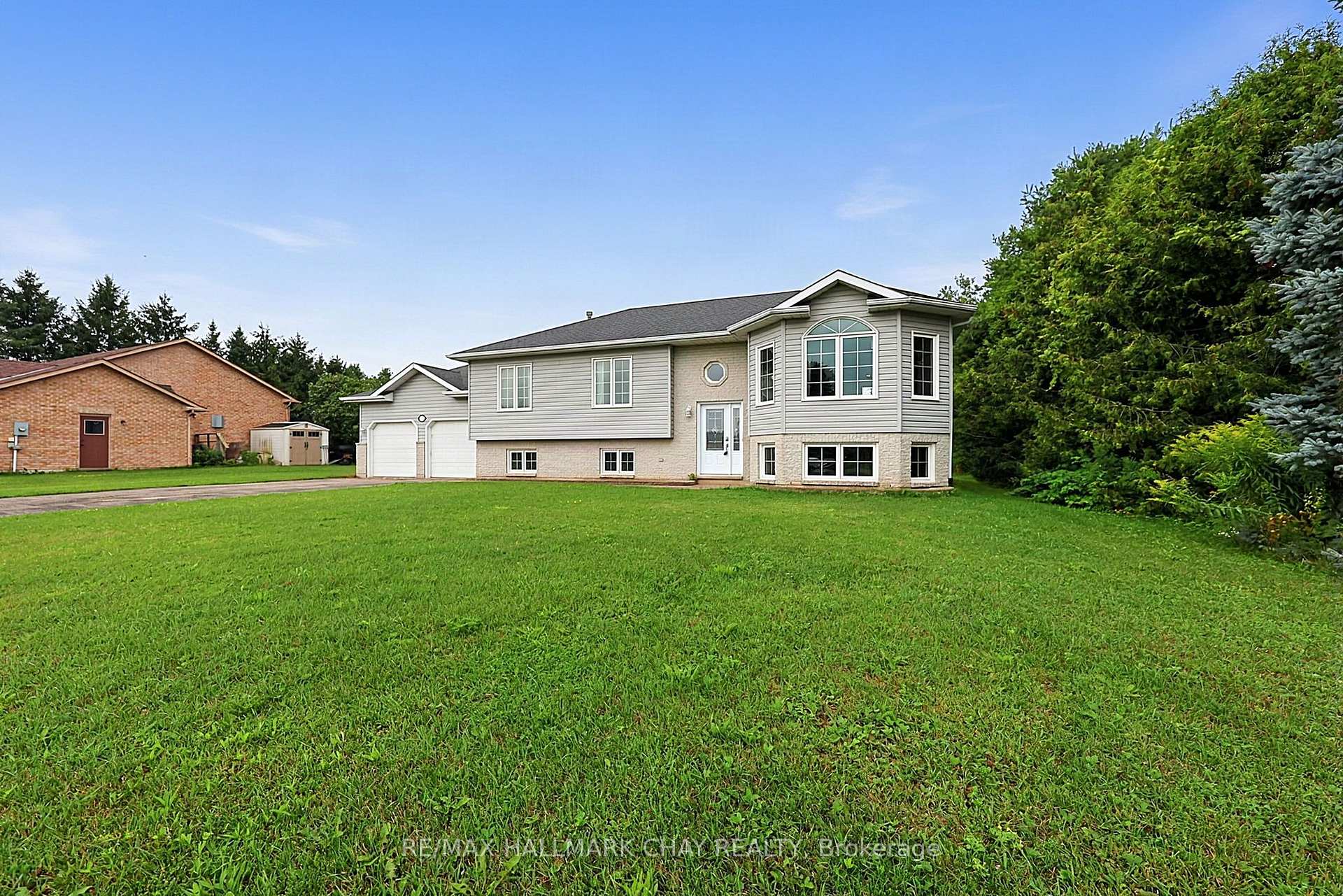 Photo 2 of 1 Dean Court, Wasaga Beach — HOMEH