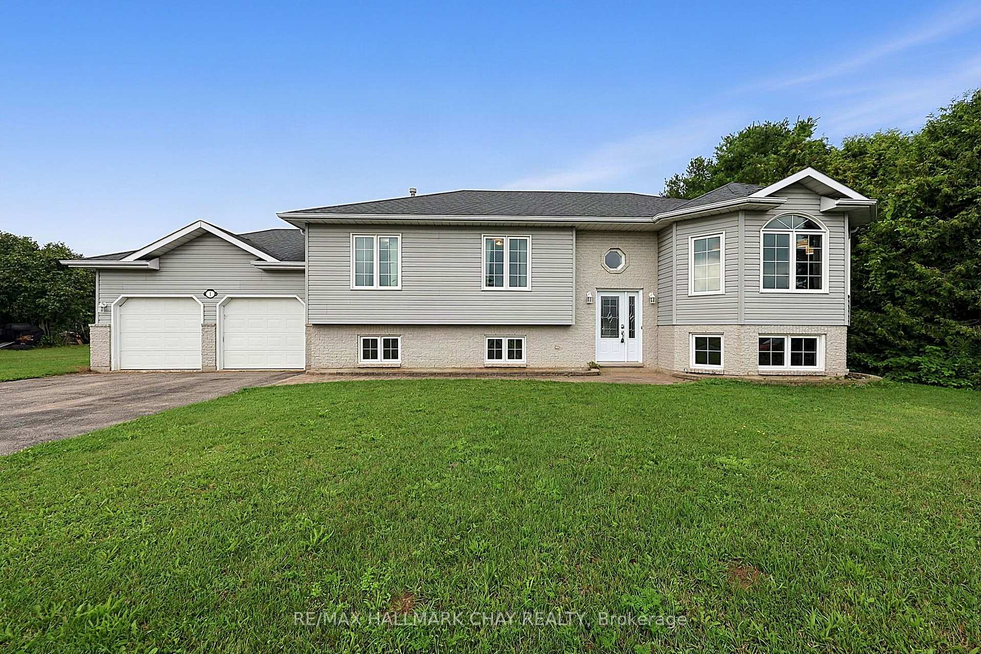 Photo 3 of 1 Dean Court, Wasaga Beach — HOMEH