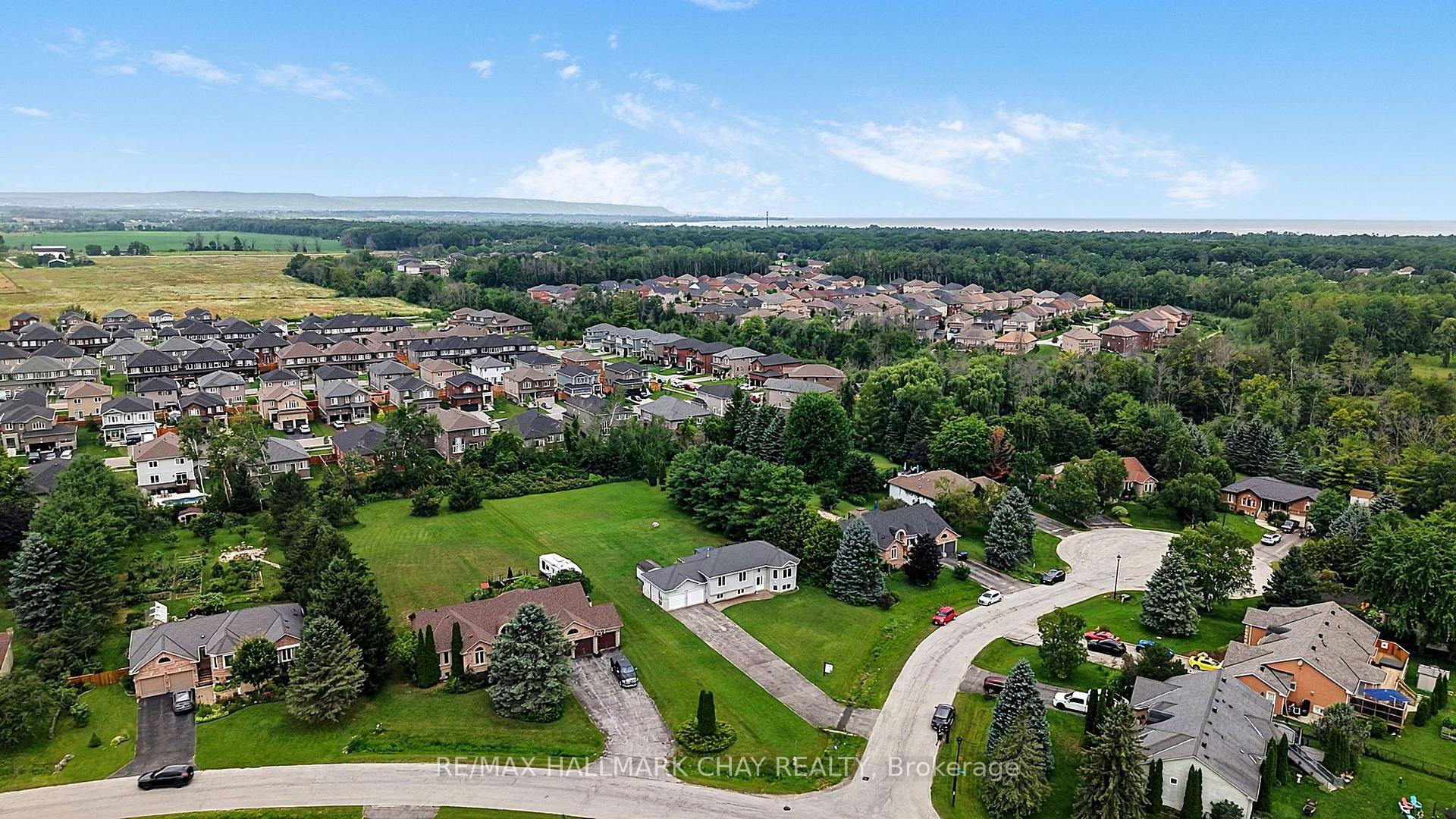 Photo 5 of 1 Dean Court, Wasaga Beach — HOMEH