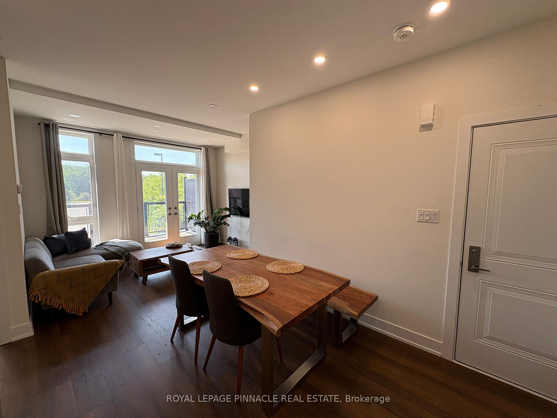 Photo 3 of Unit #9, 9 Phelps Lane, Richmond Hill, Oak Ridges — HOMEH