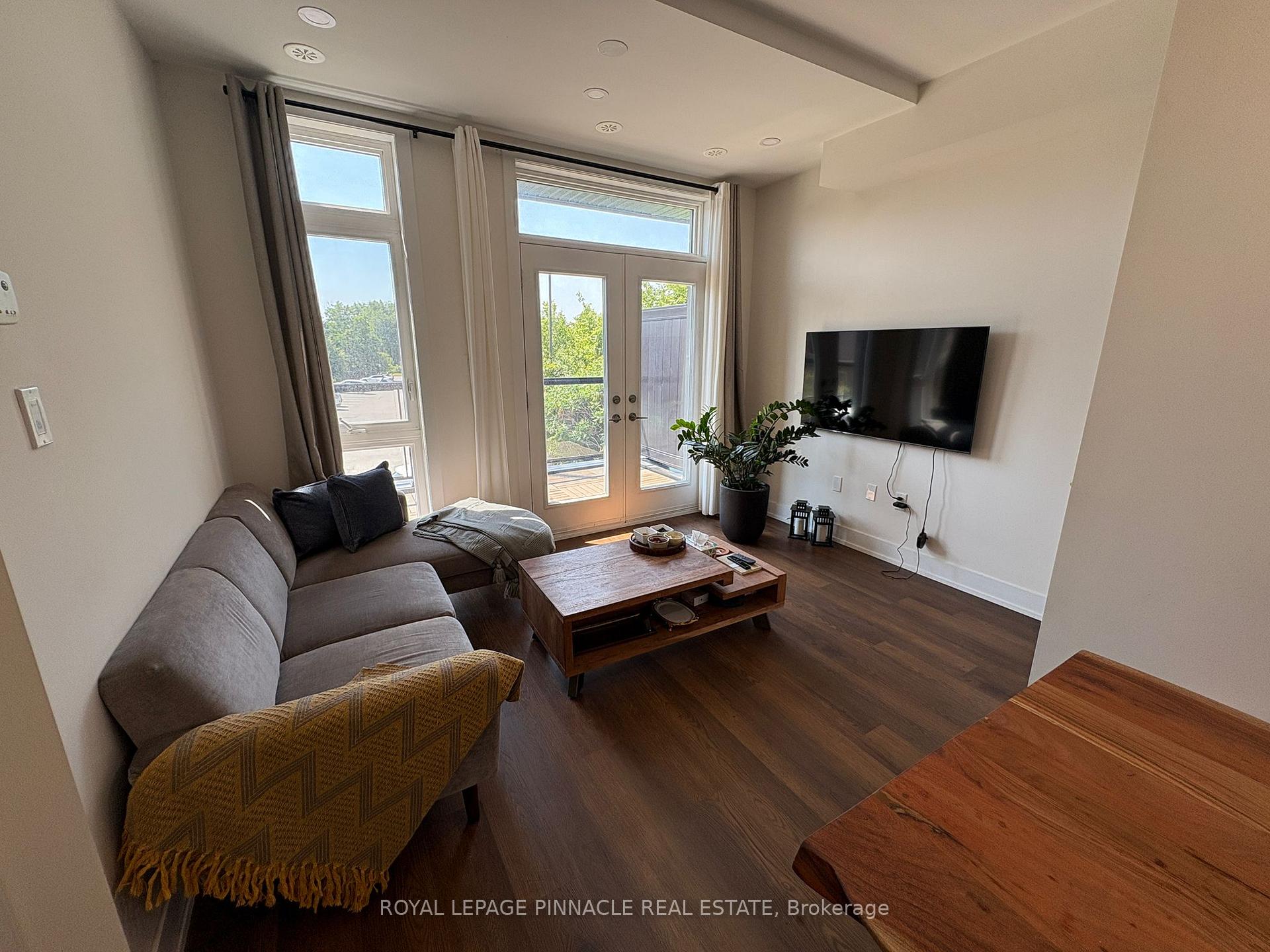 Photo 4 of Unit #9, 9 Phelps Lane, Richmond Hill, Oak Ridges — HOMEH