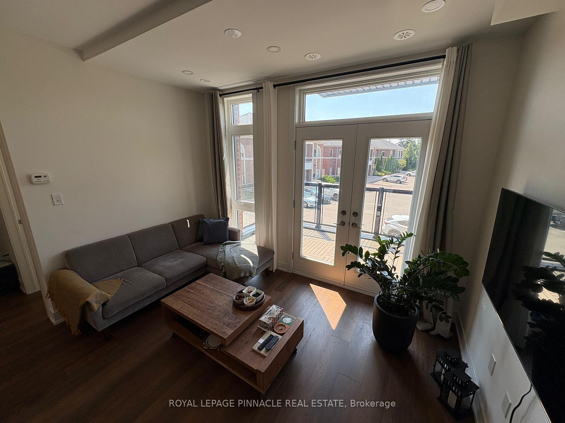 Photo 5 of Unit #9, 9 Phelps Lane, Richmond Hill, Oak Ridges — HOMEH
