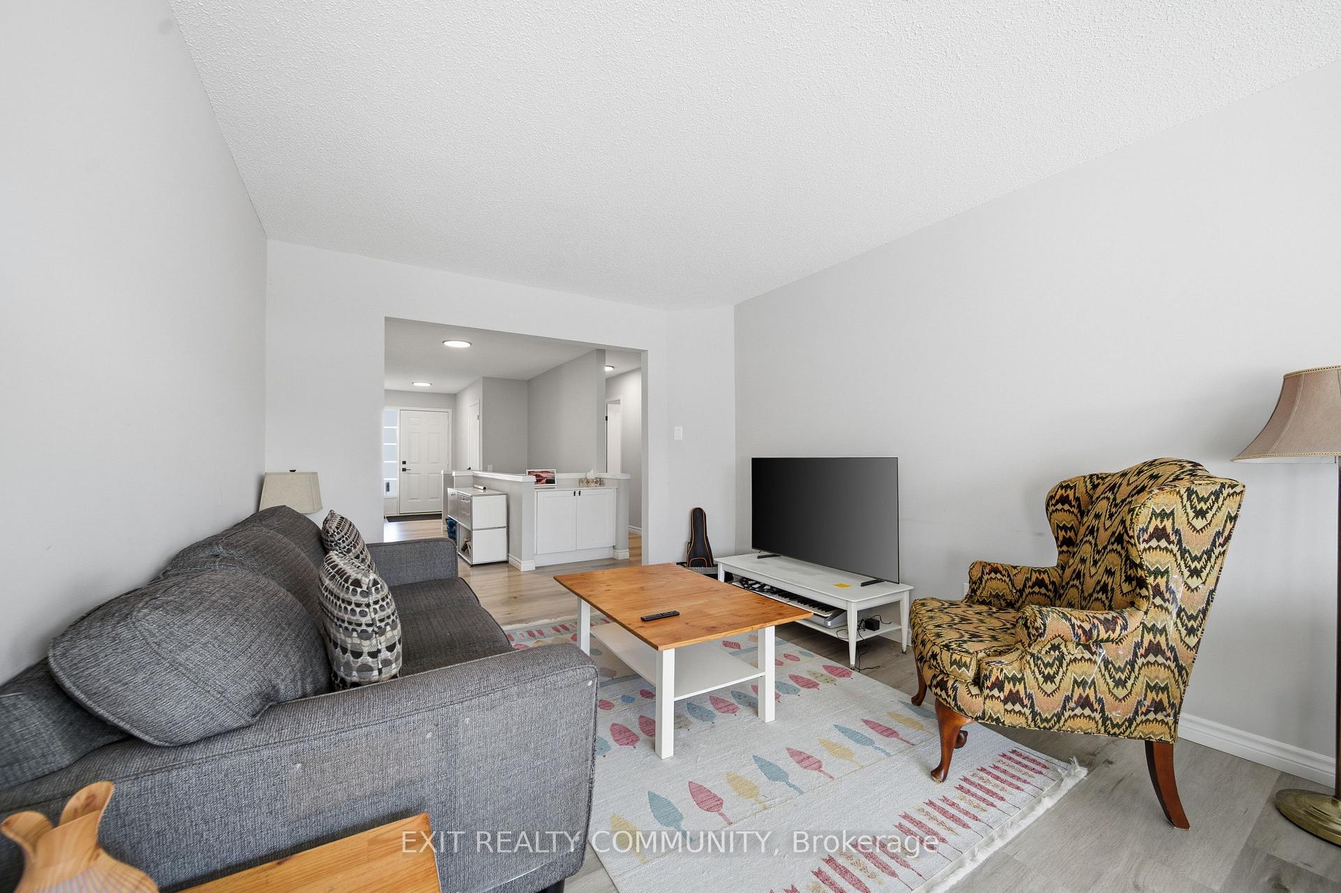 Photo 4 of Unit 15, 601 Grenfell Drive, London, North C — HOMEH