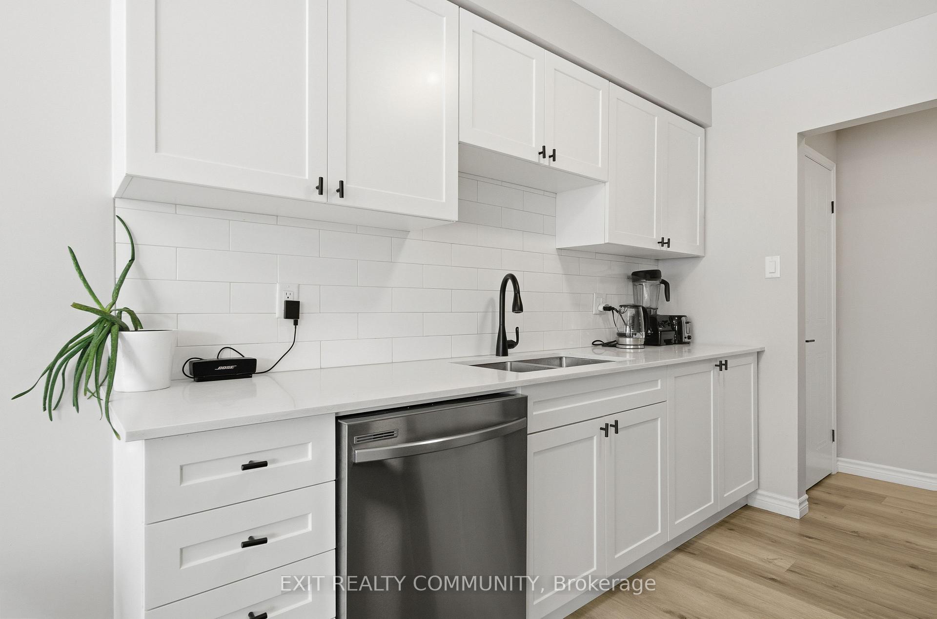 Photo 8 of Unit 15, 601 Grenfell Drive, London, North C — HOMEH