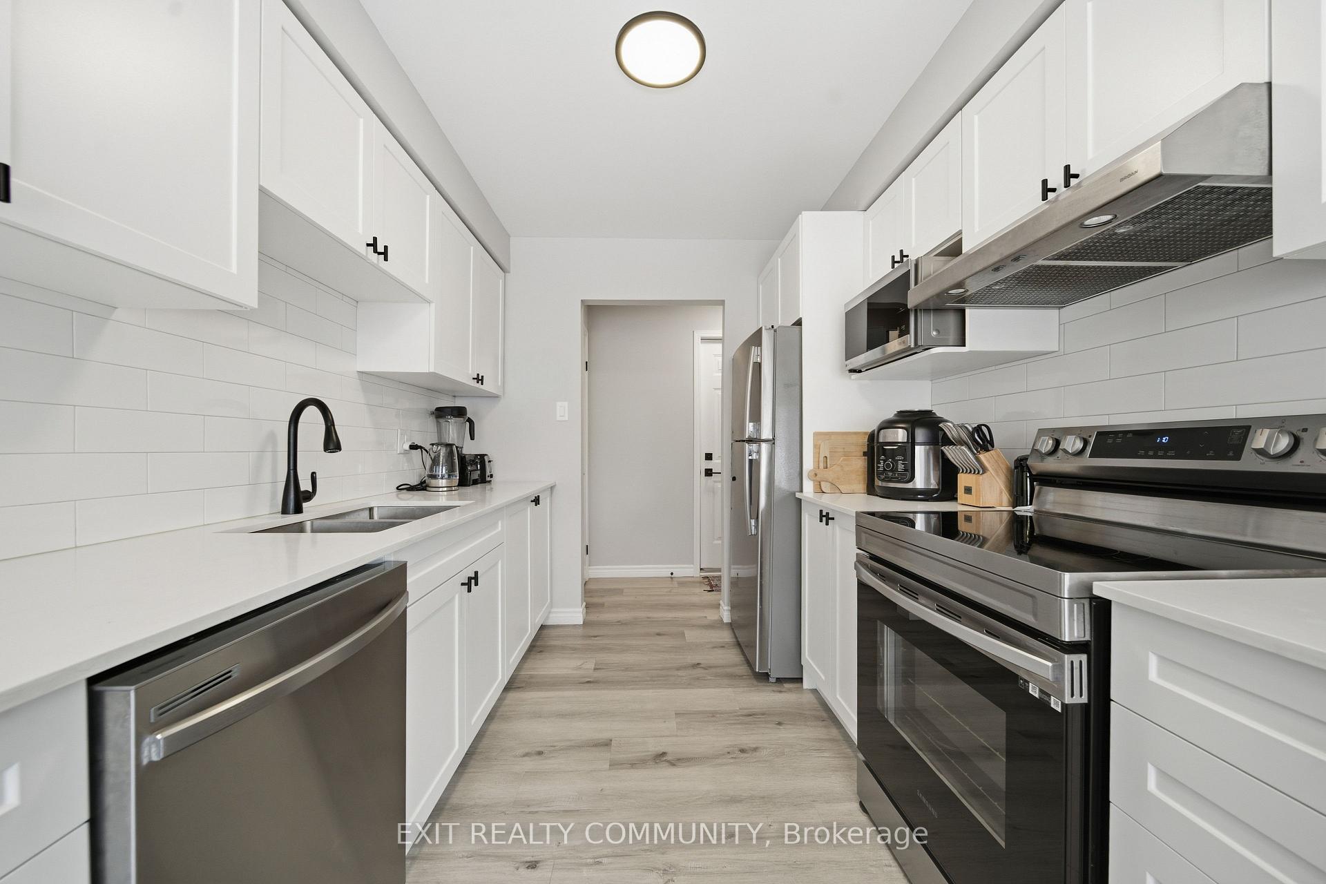 Photo 10 of Unit 15, 601 Grenfell Drive, London, North C — HOMEH