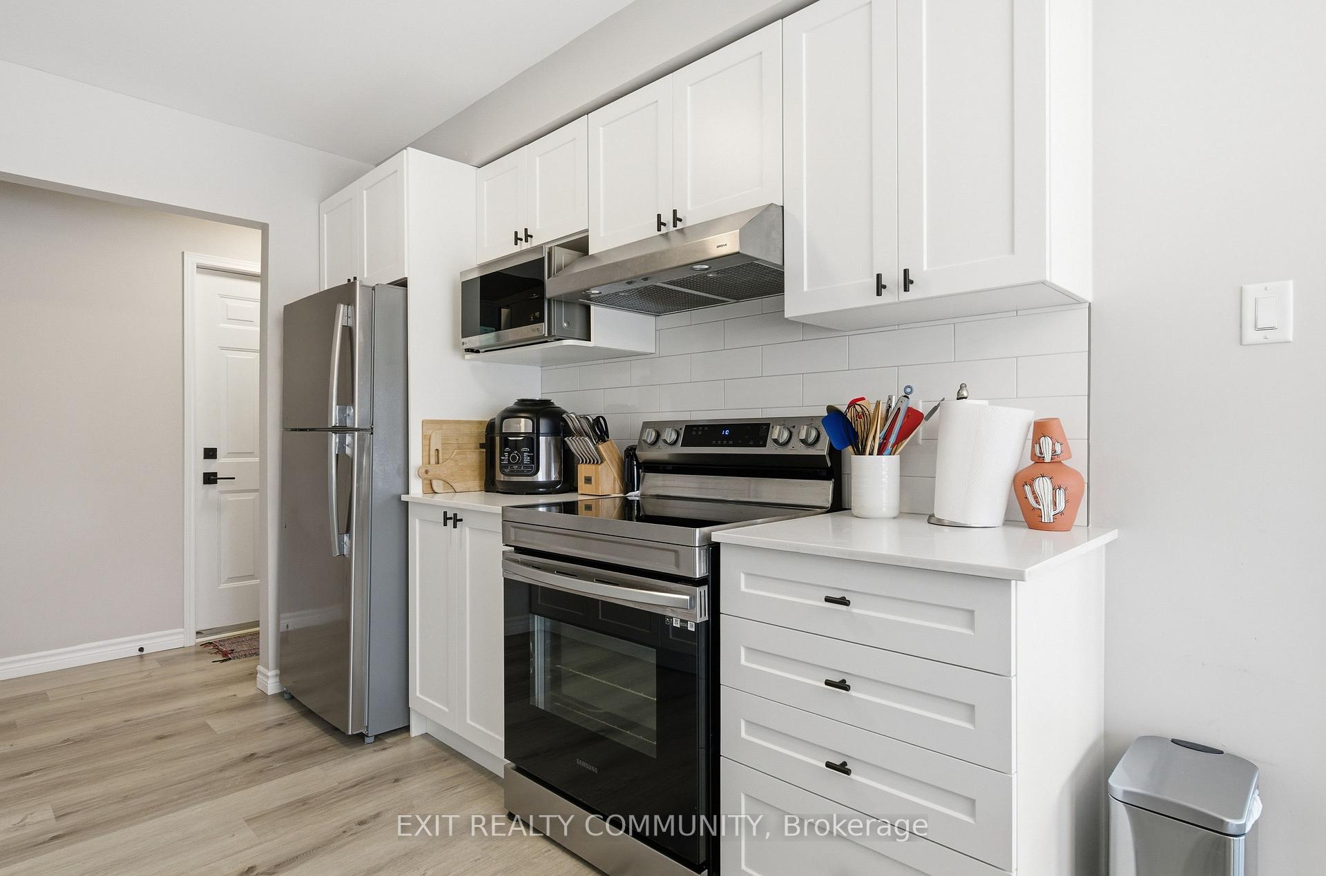 Photo 11 of Unit 15, 601 Grenfell Drive, London, North C — HOMEH