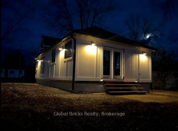 Photo of 899 Maplewood Drive