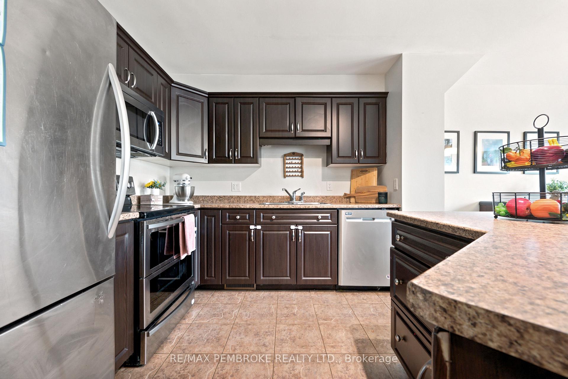 Photo 10 of 3003 Sandstone Crescent, Petawawa, Petawawa — HOMEH